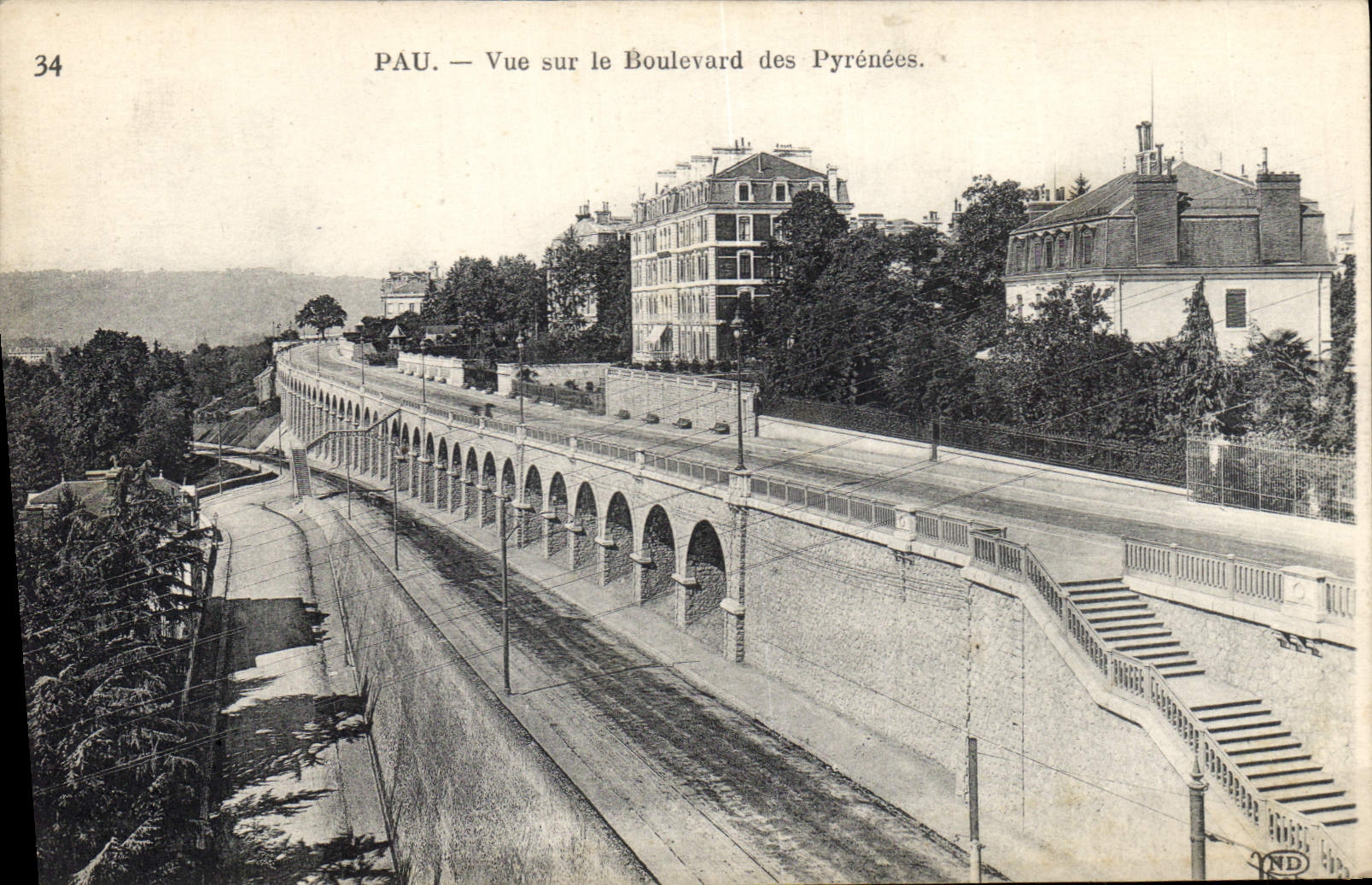 CPA Pau Vue sur le Boulevard des Pyrenees 