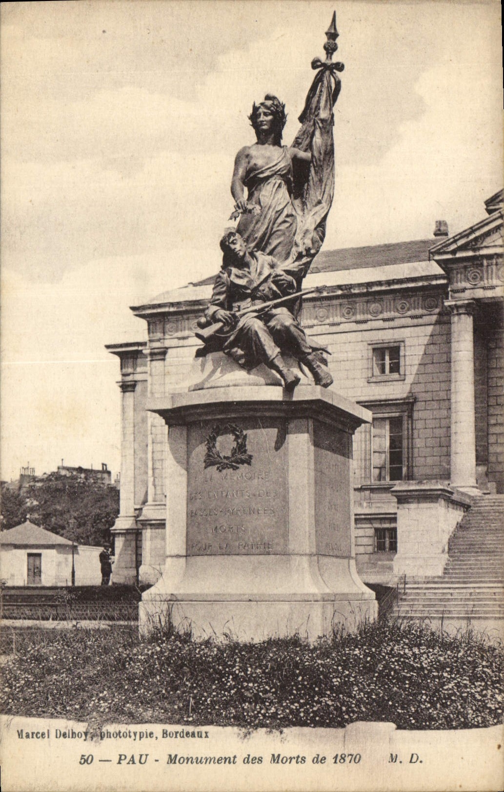 CPA Pau Monument des Mords de 1870 
