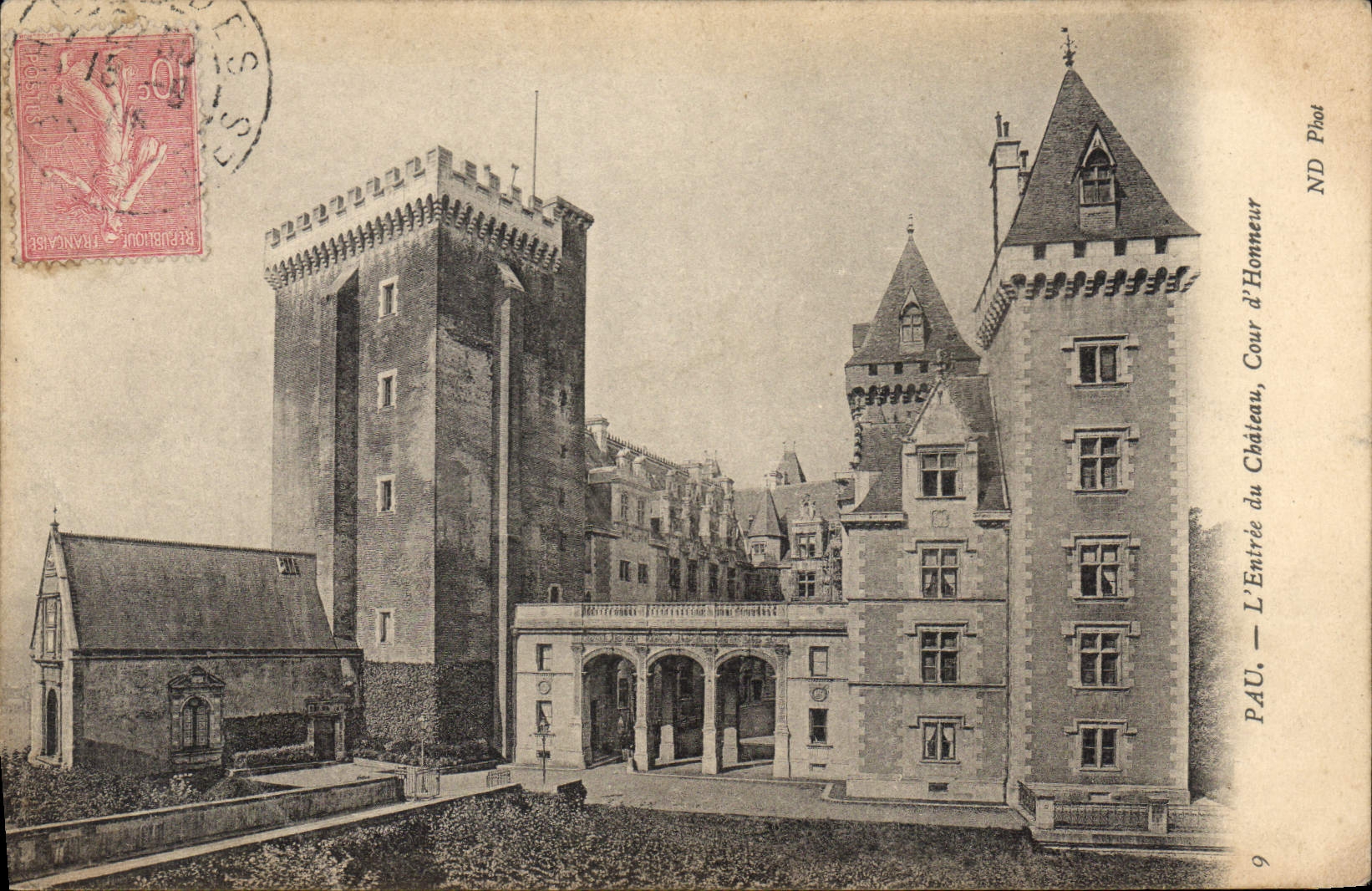 CPA Pau L'Entree du Chateau Cour d'Honneur 