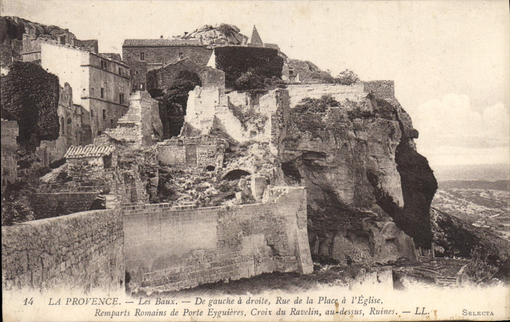 CPA La Provence Les Baux De gauche a droite Rue de la Plage a l'Eglise Remparts 