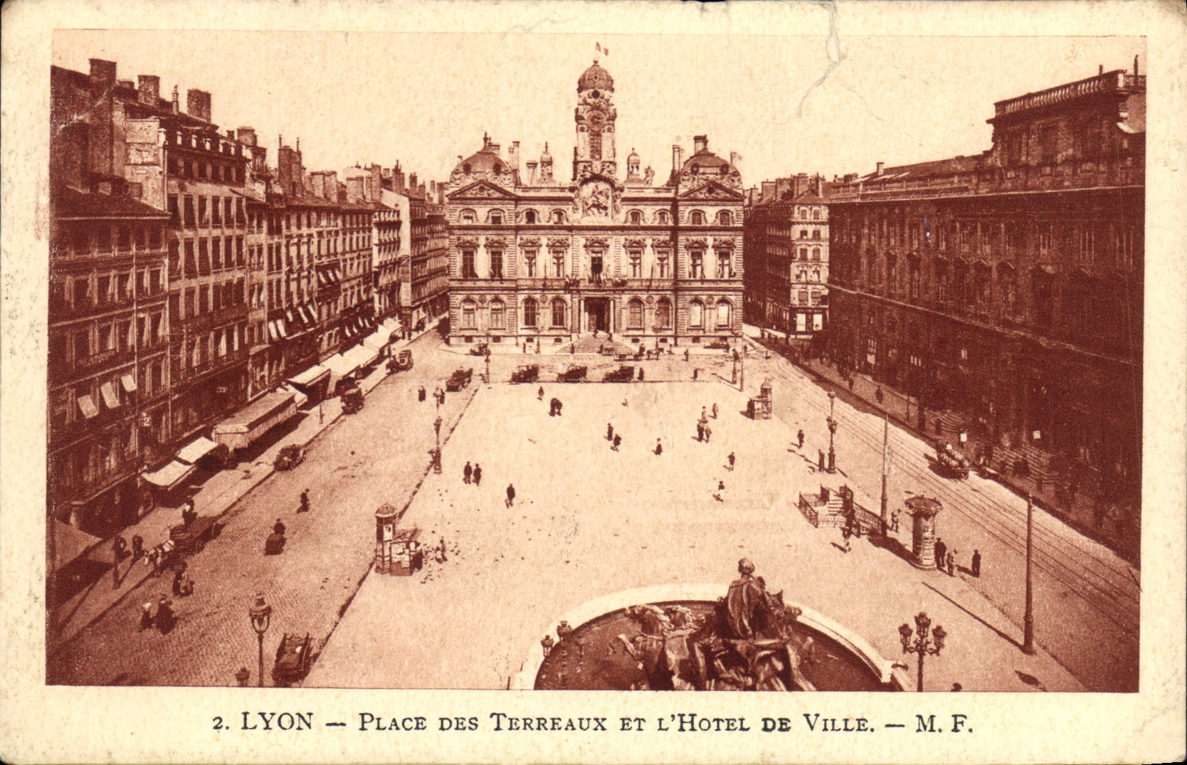 CPA Lyon Place des Terreaux et L'Hotel de Ville 