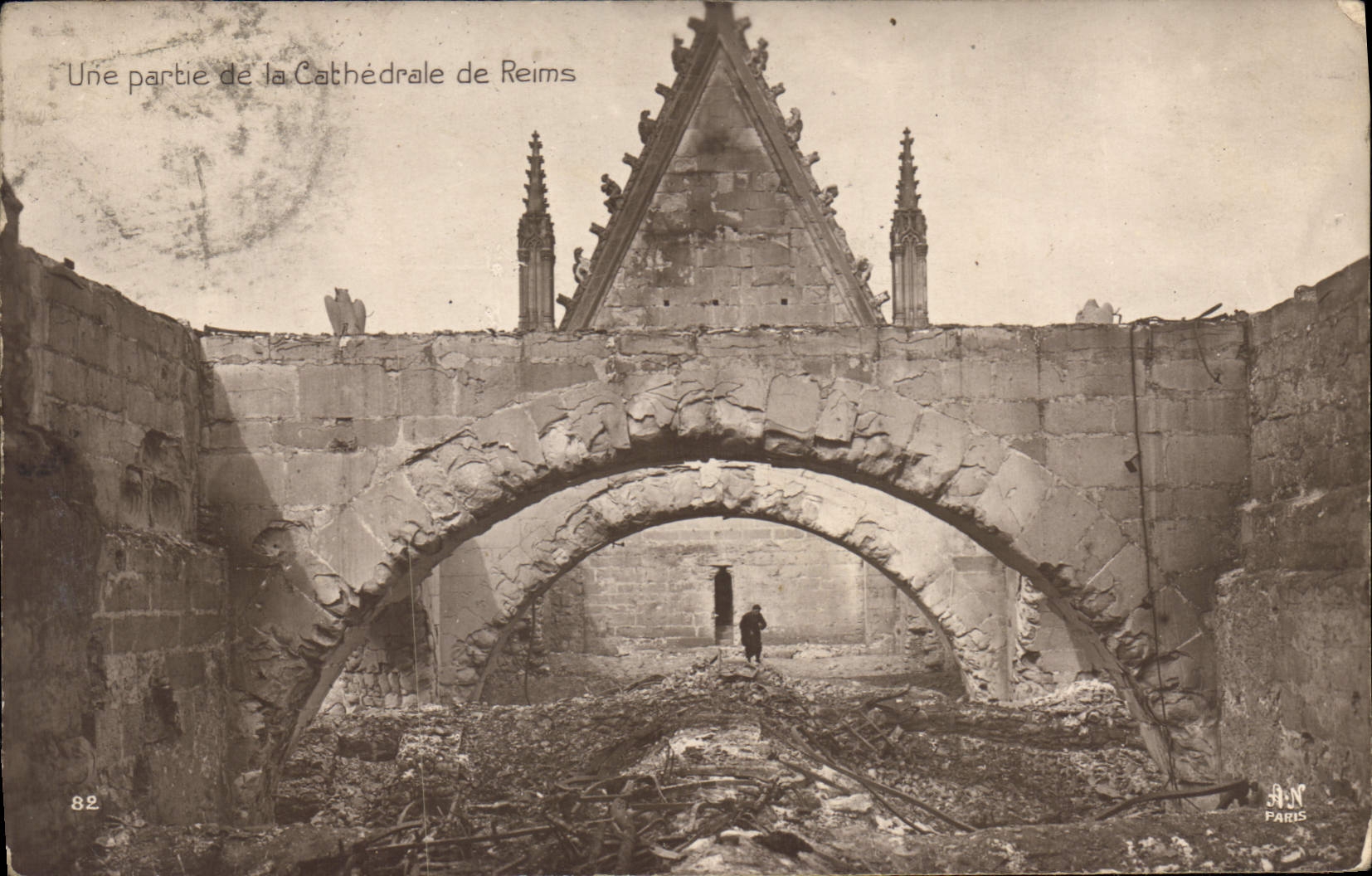 CPA Une partie de la Cathedrale de Reims 