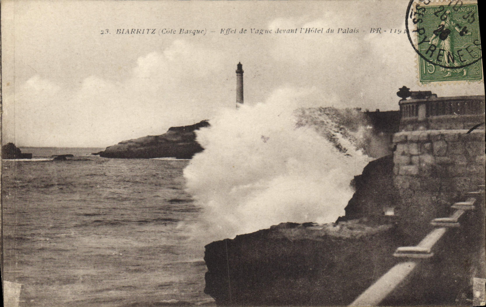 CPA Biarritz Effet de Vague devant l'Hotel du Palais 