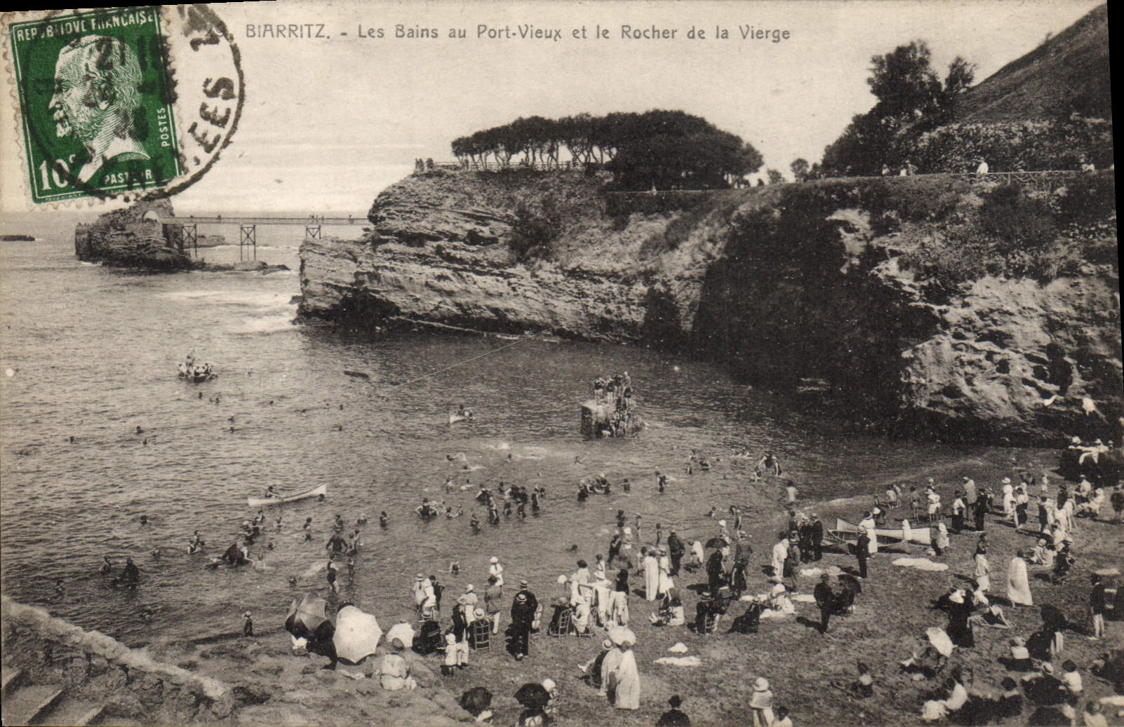 CPA Biarritz Les Bains au Port Vieux et le Rocher de la Vierge 
