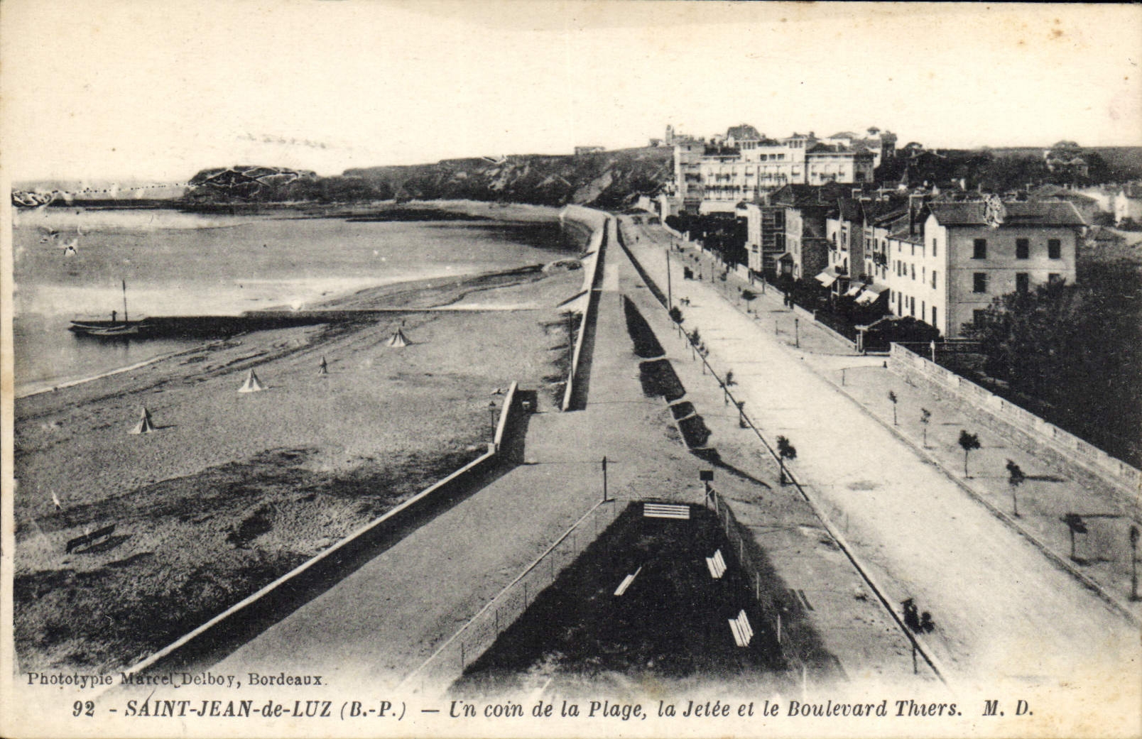 CPA Saint Jean de Luz Un coin de la Plage la Jetee et le Boulevard Thiers