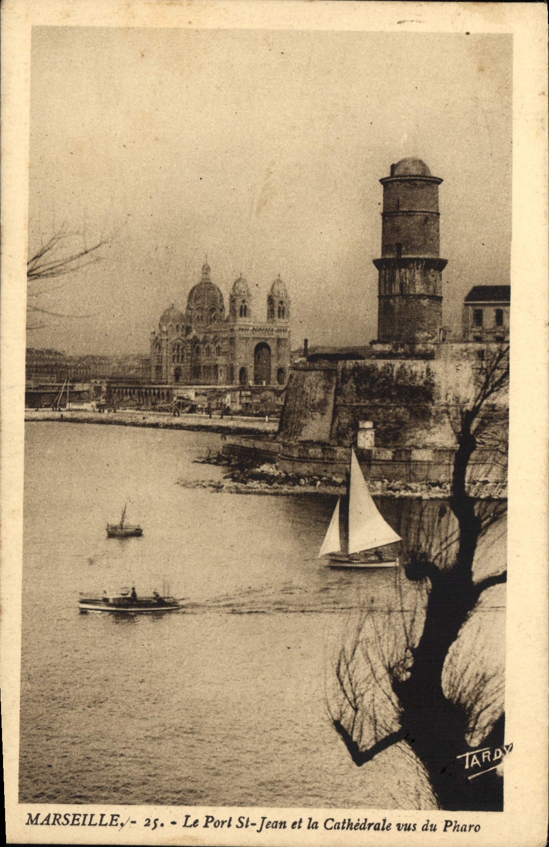 CPA Marseille Le Port St Jean et la Cathedrale vus du Pharo 