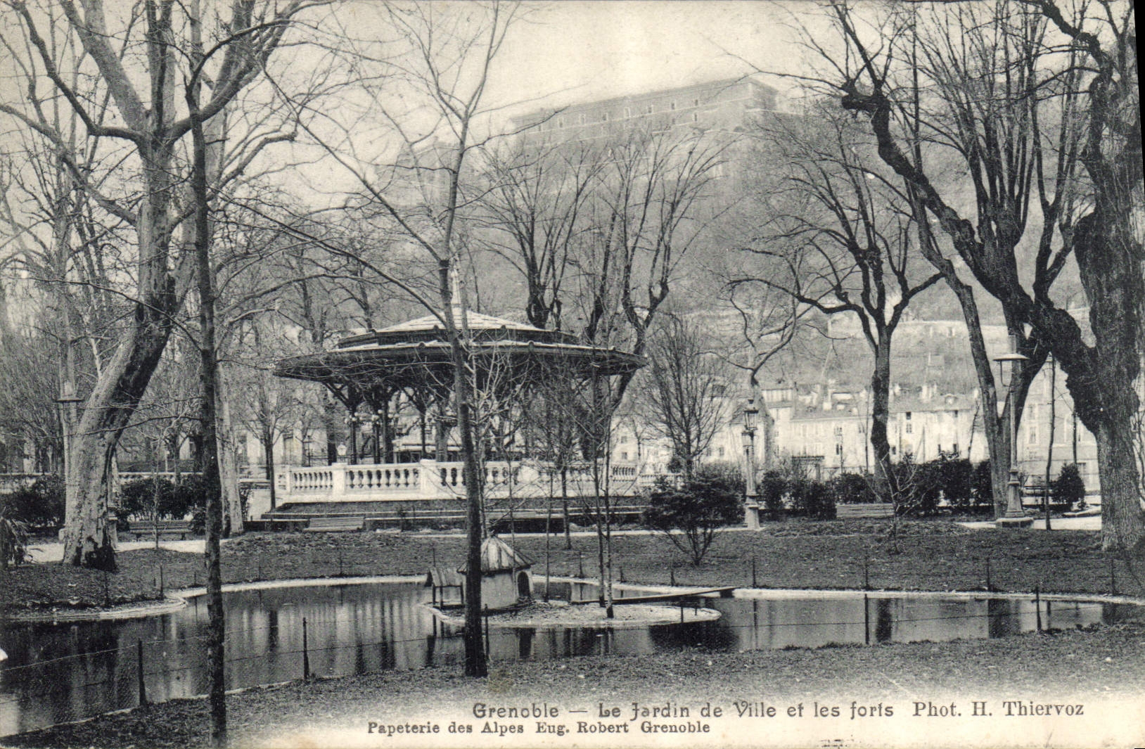 CPA Grenoble Le jardin de Ville et les forts