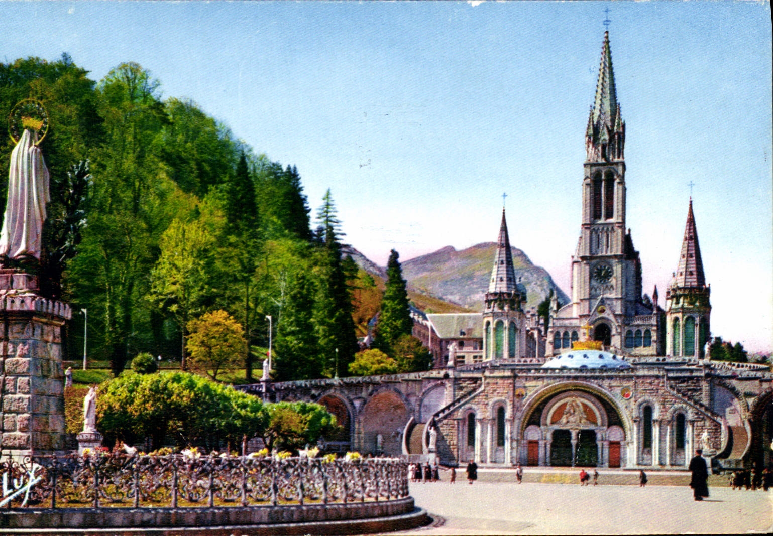 CPA Lourdes La Basilique et la Vierge Couronne 
