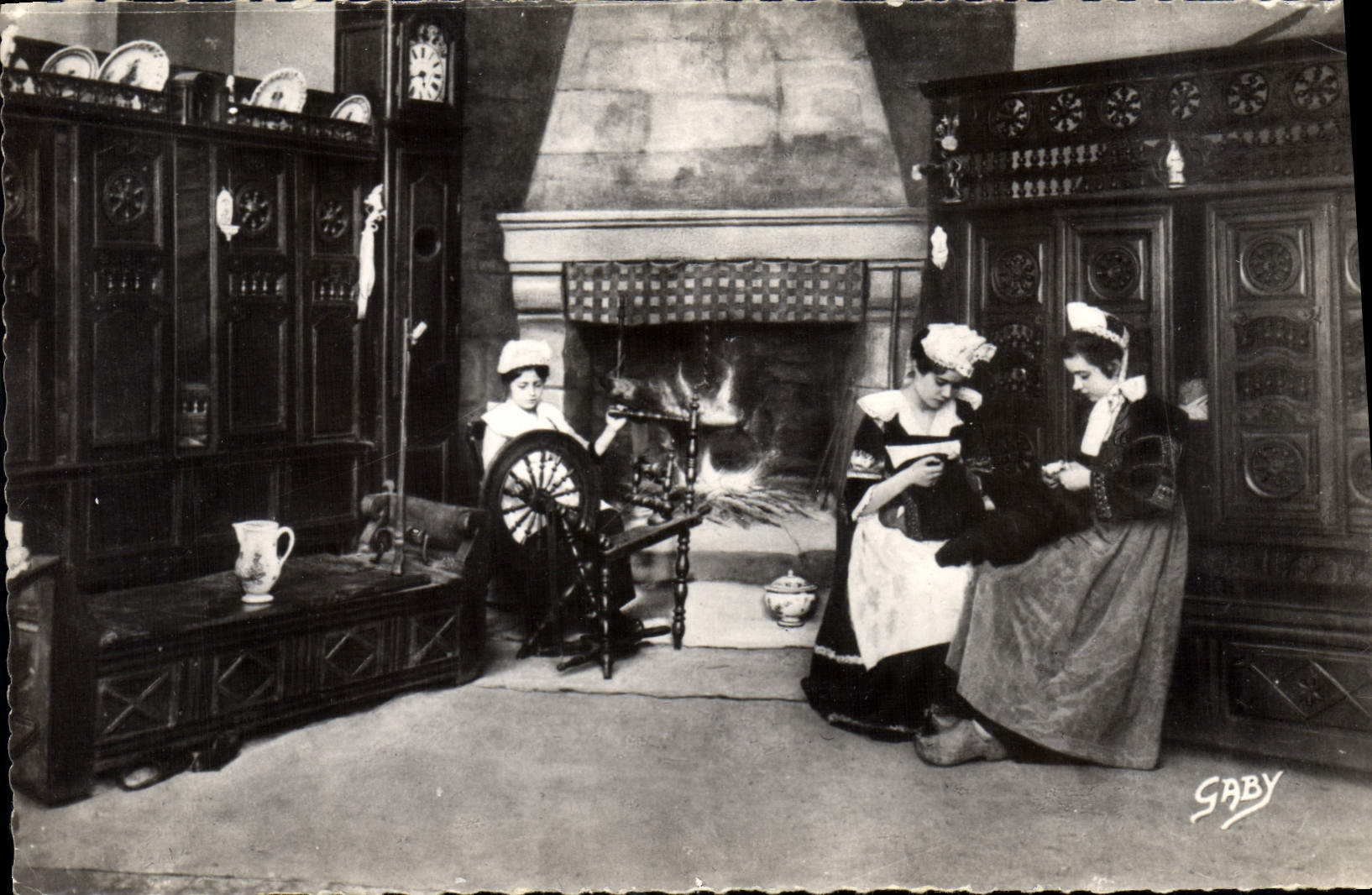 CPA Autour des Lits Clos Bretons Les Heures paisibles de la Veillee Folklore