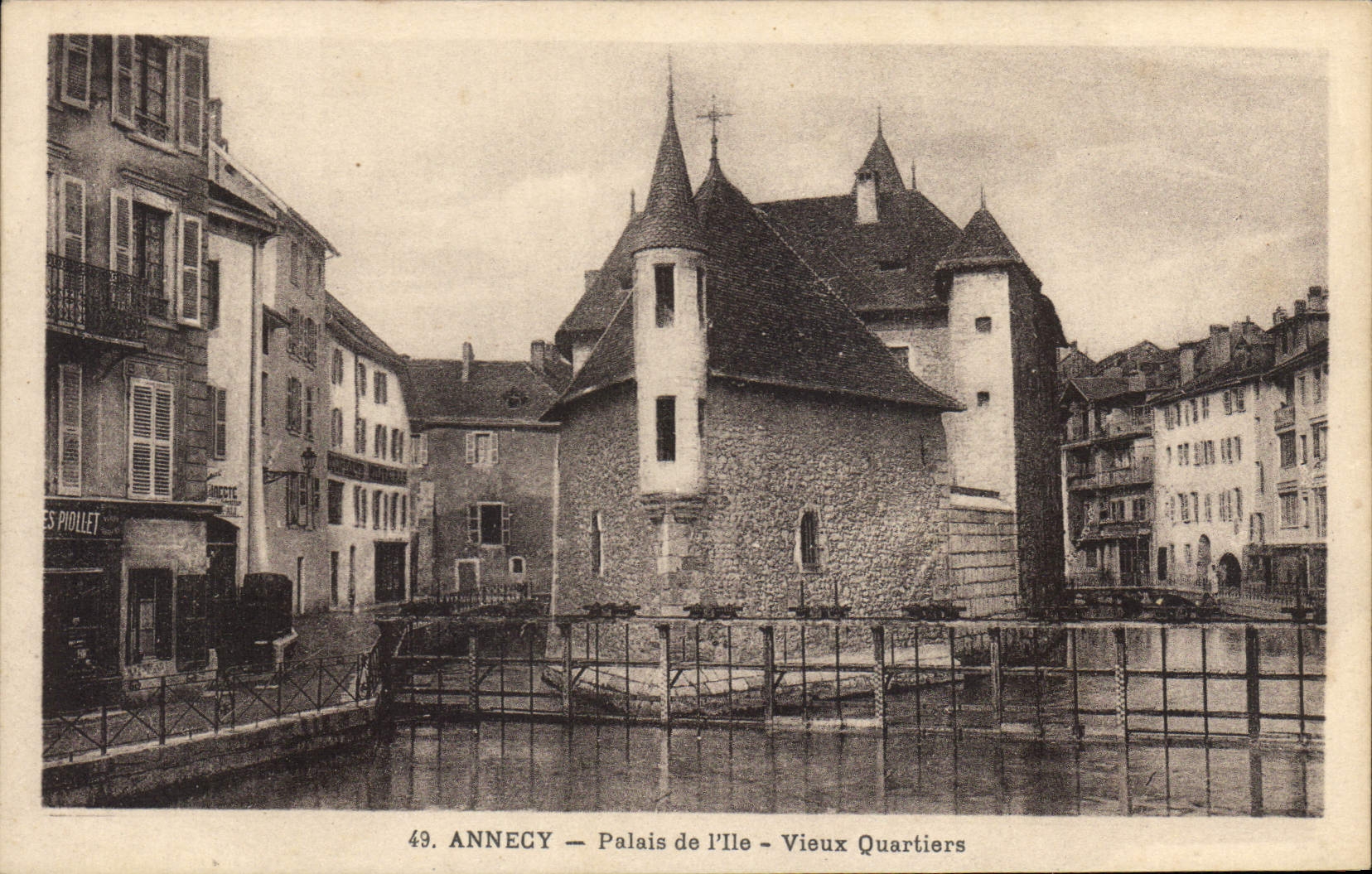 CPA Annecy Palais de l'Ile Vieux Quartiers