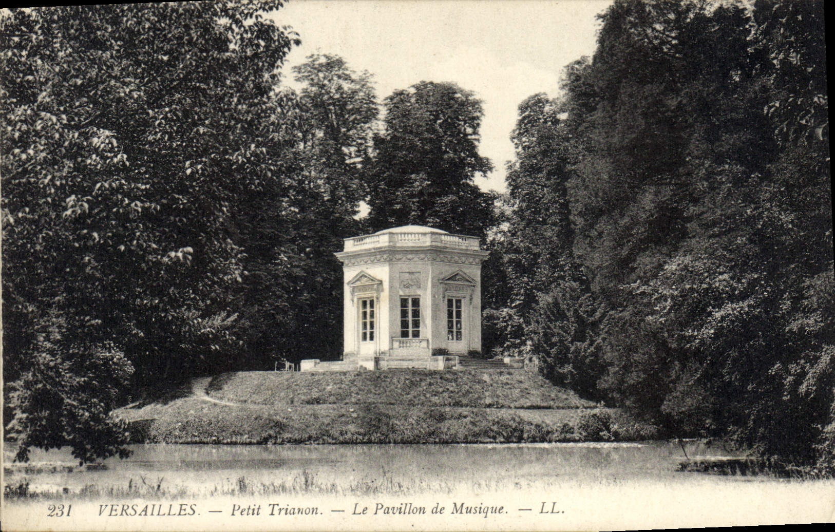 CPA Versailles Petit Trianon Le Pavillon de Musique