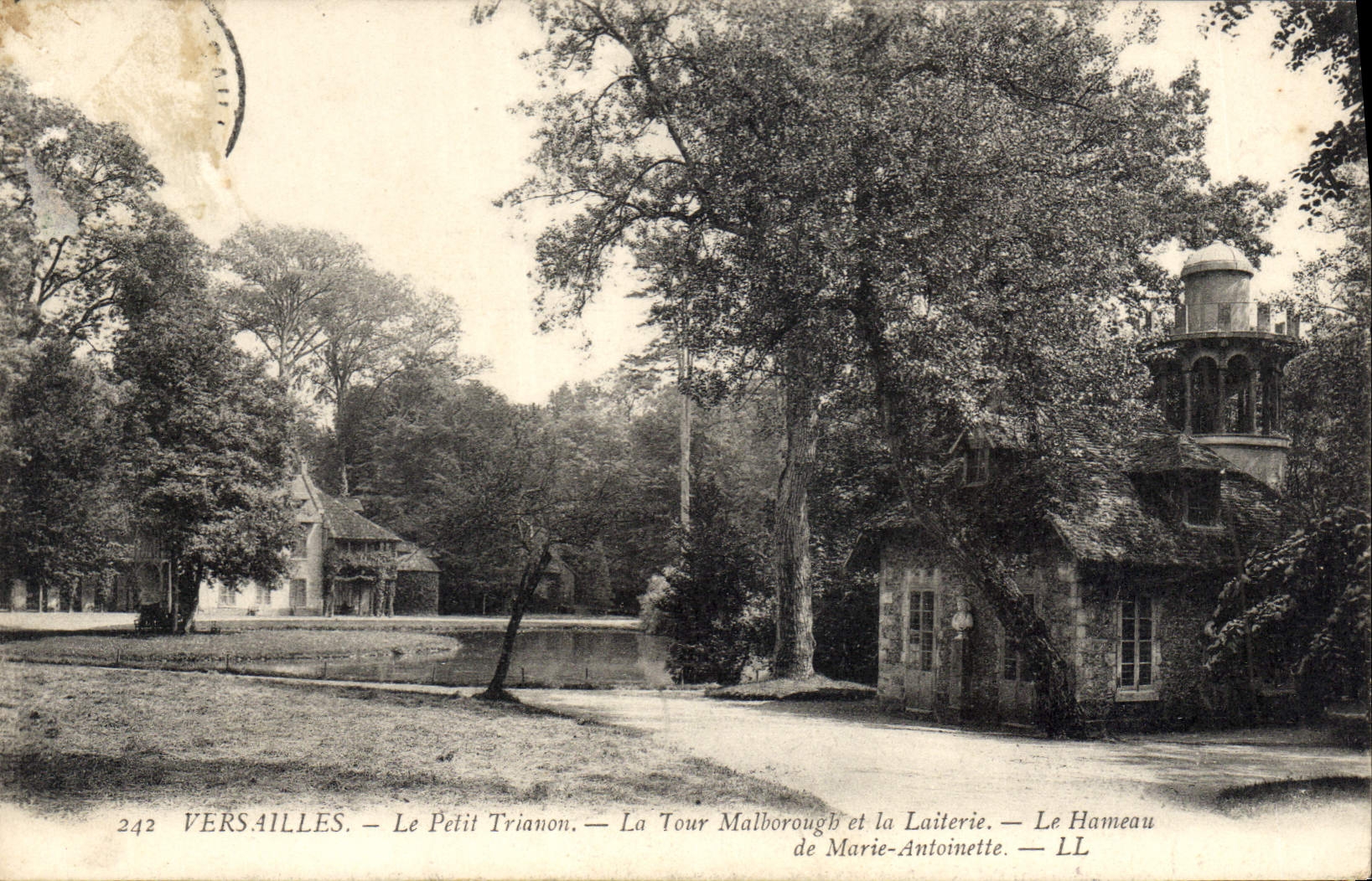 CPA Versailles Le Petit Trianon La Tour Malborough et la Laiterie