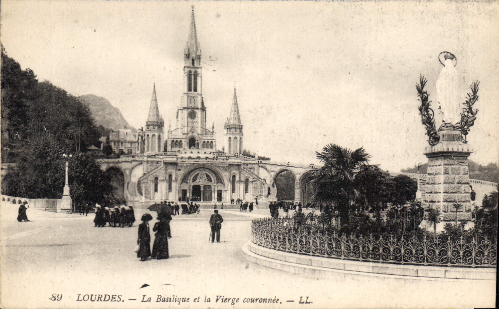 CPA Lourdes La Basilique et la Vierge couronnee 