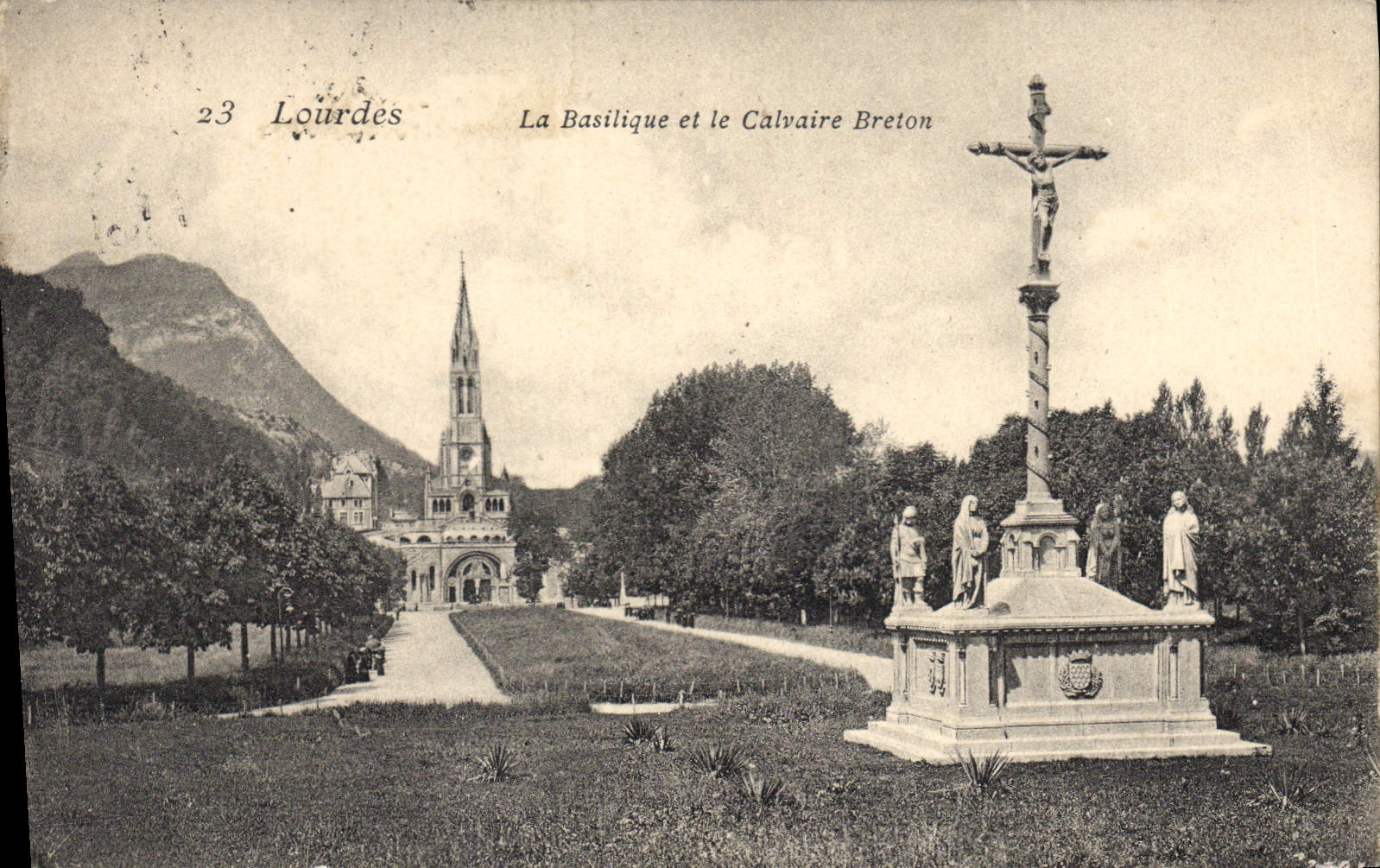 CPA Lourdes La Basilique et le Calvaire Breton 
