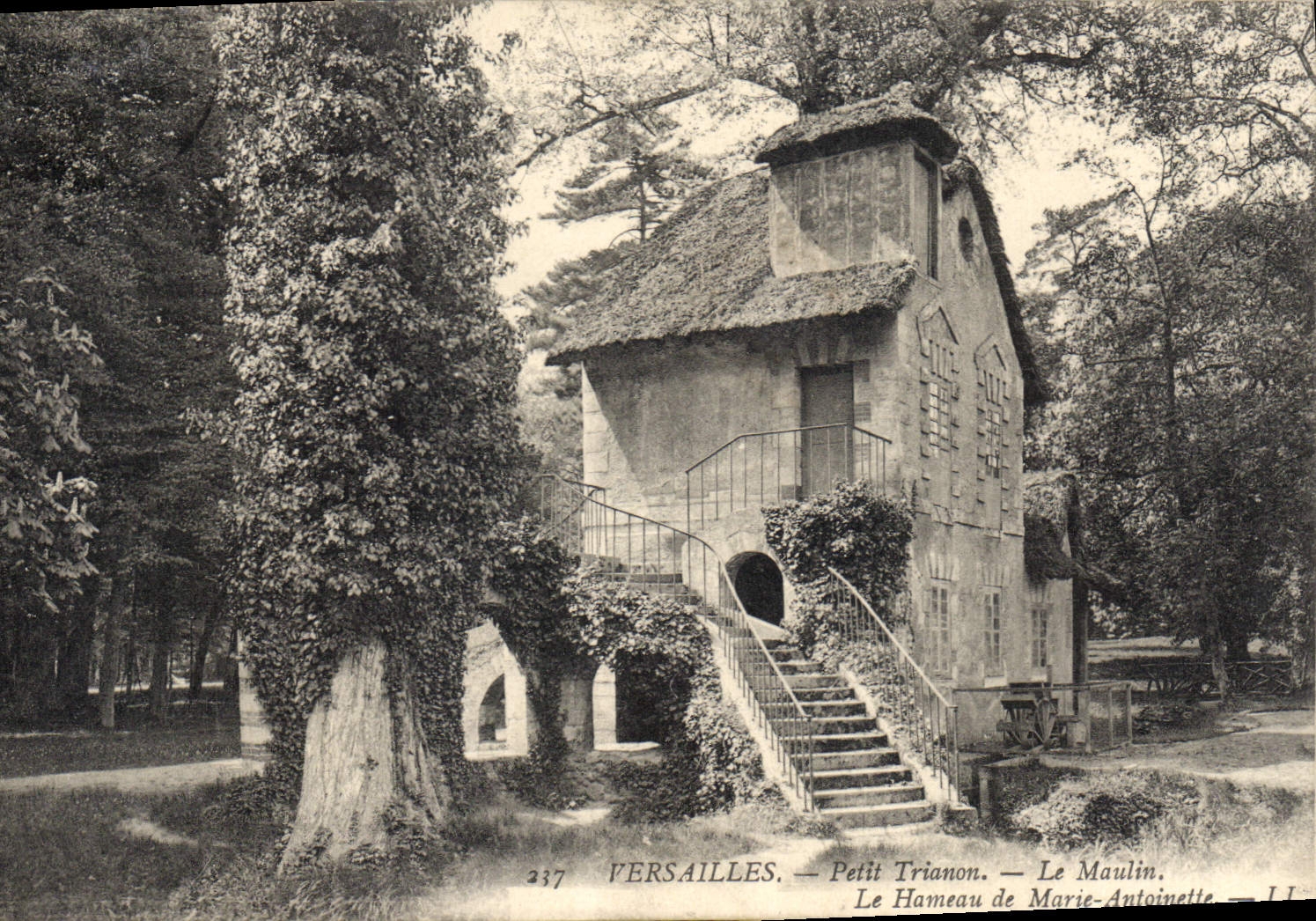 CPA Versailles Petit Trianon Le Moulin Le Hameau de Marie Antoinette 