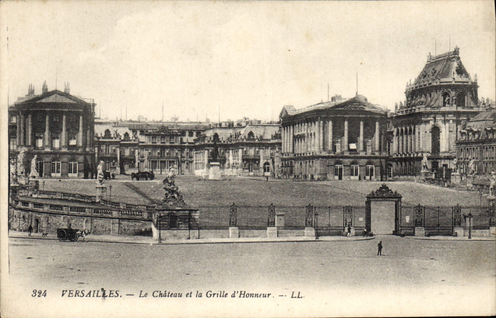 CPA Versailles Le Chateau et la Grille d'Honneur 