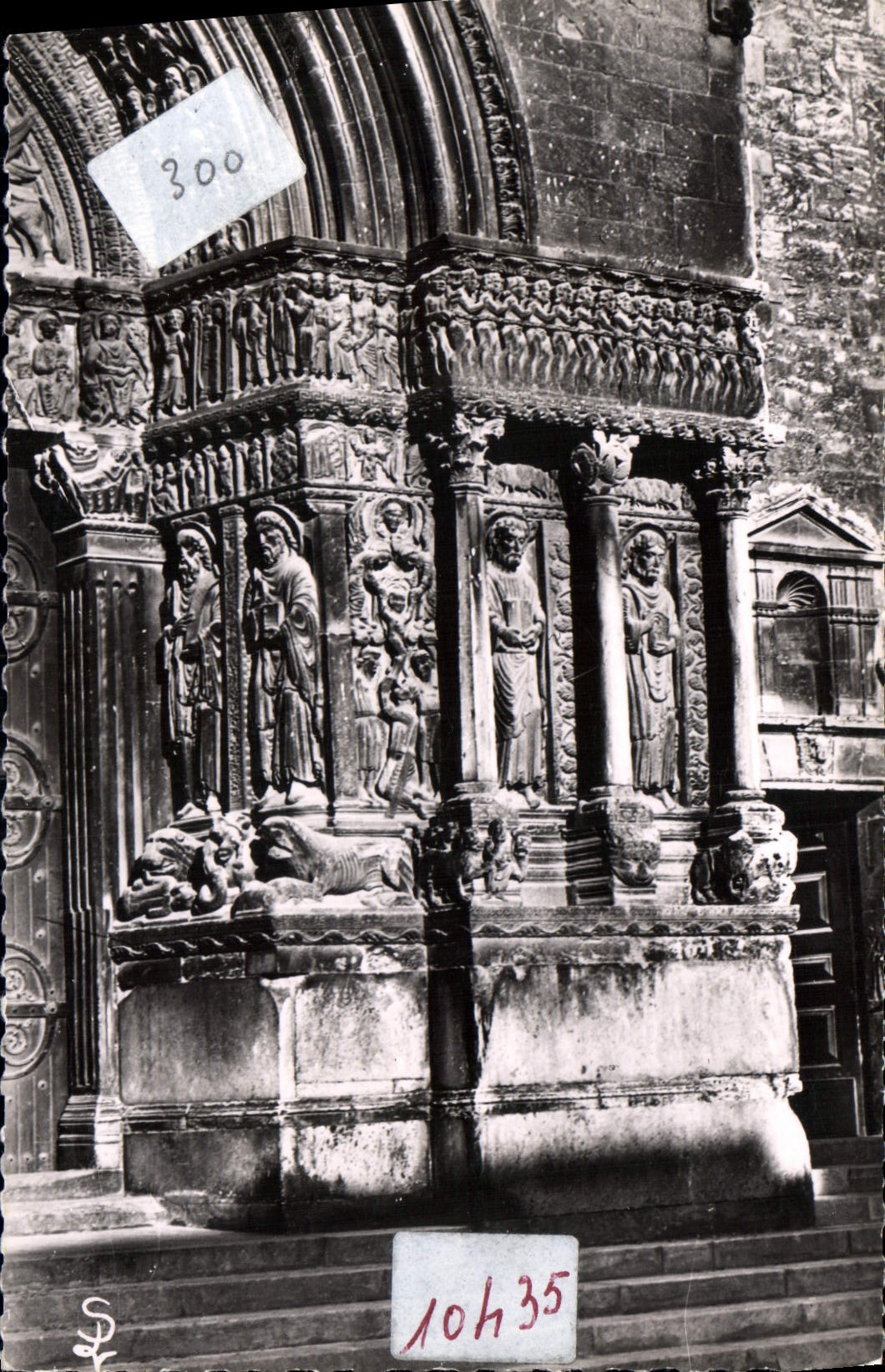 CPA Arles B d R Detail des bas reliefs arnant la partie droite de l'entree principale de l'Eglise Sa