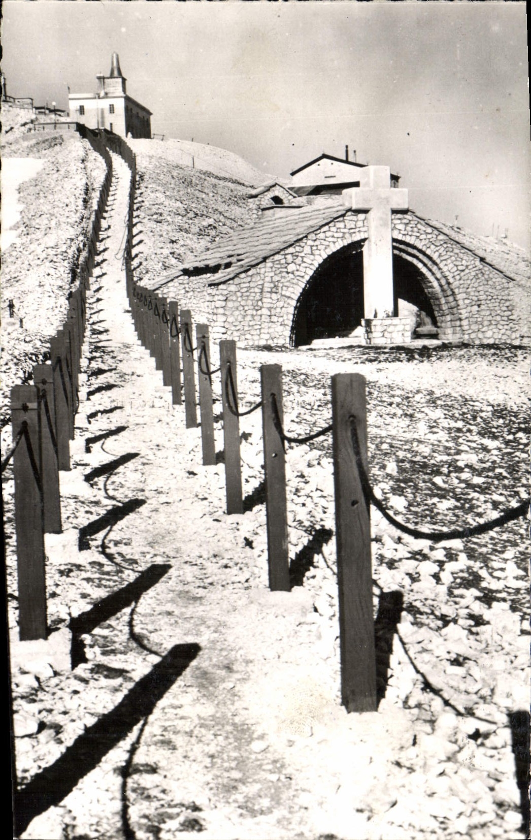 CPA Le Mont Ventoux La chapelle et le Batiment Militaire 