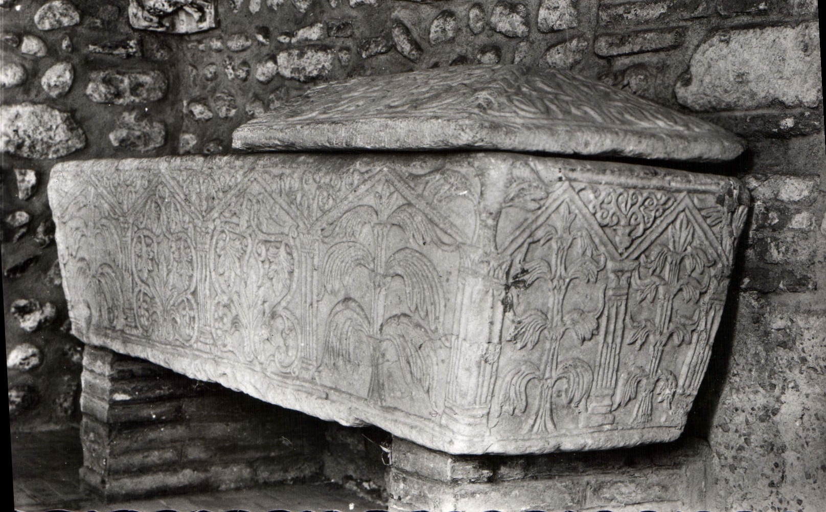 CPA Elne Pyr Or Le Cloitre Sarcophage dans le cloitre 