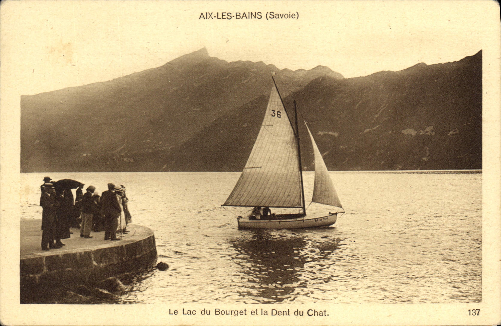 CPA Aix les Bains Savoie Le Lac de Bourget et la Dent du Chat Bateau