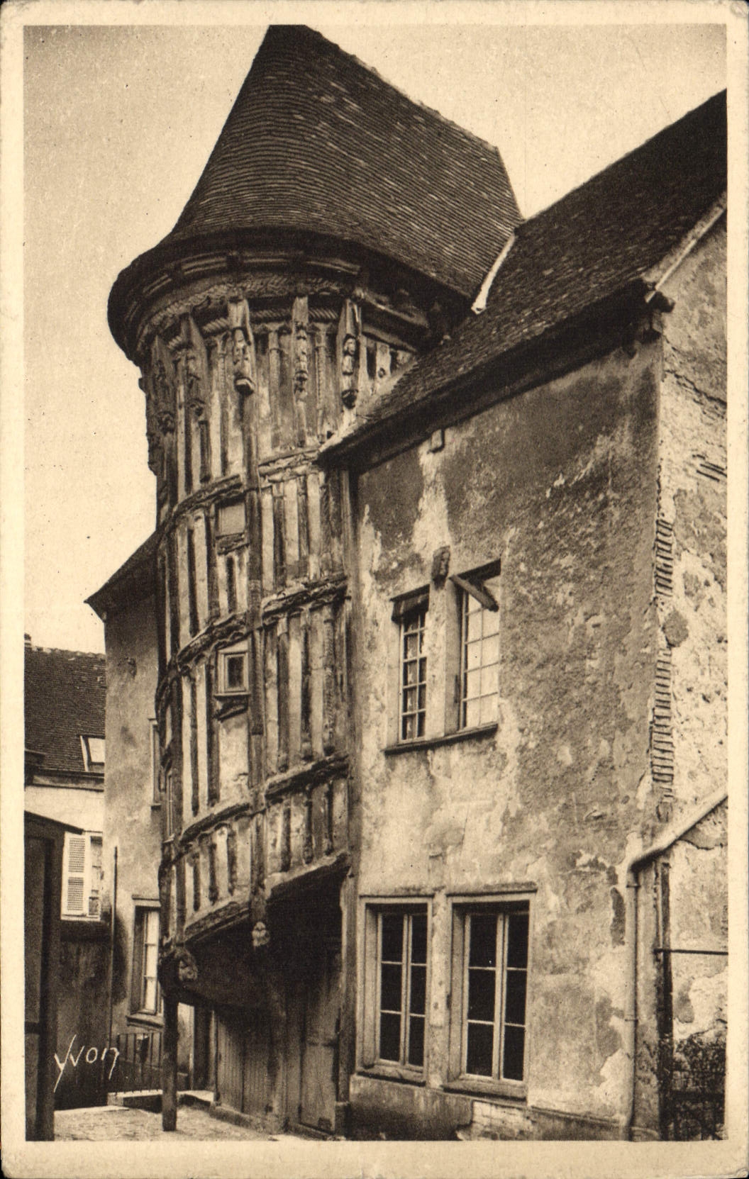 CPA Chartres Eure et Loir L'Escalier de la Reine Berthe 