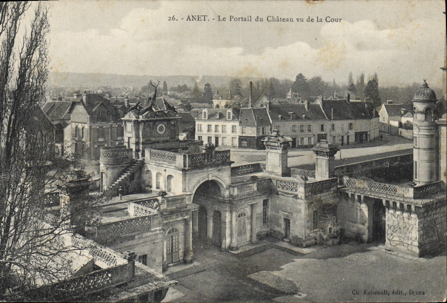 CPA Anet Le Portail du Chateau vu de la Cour 