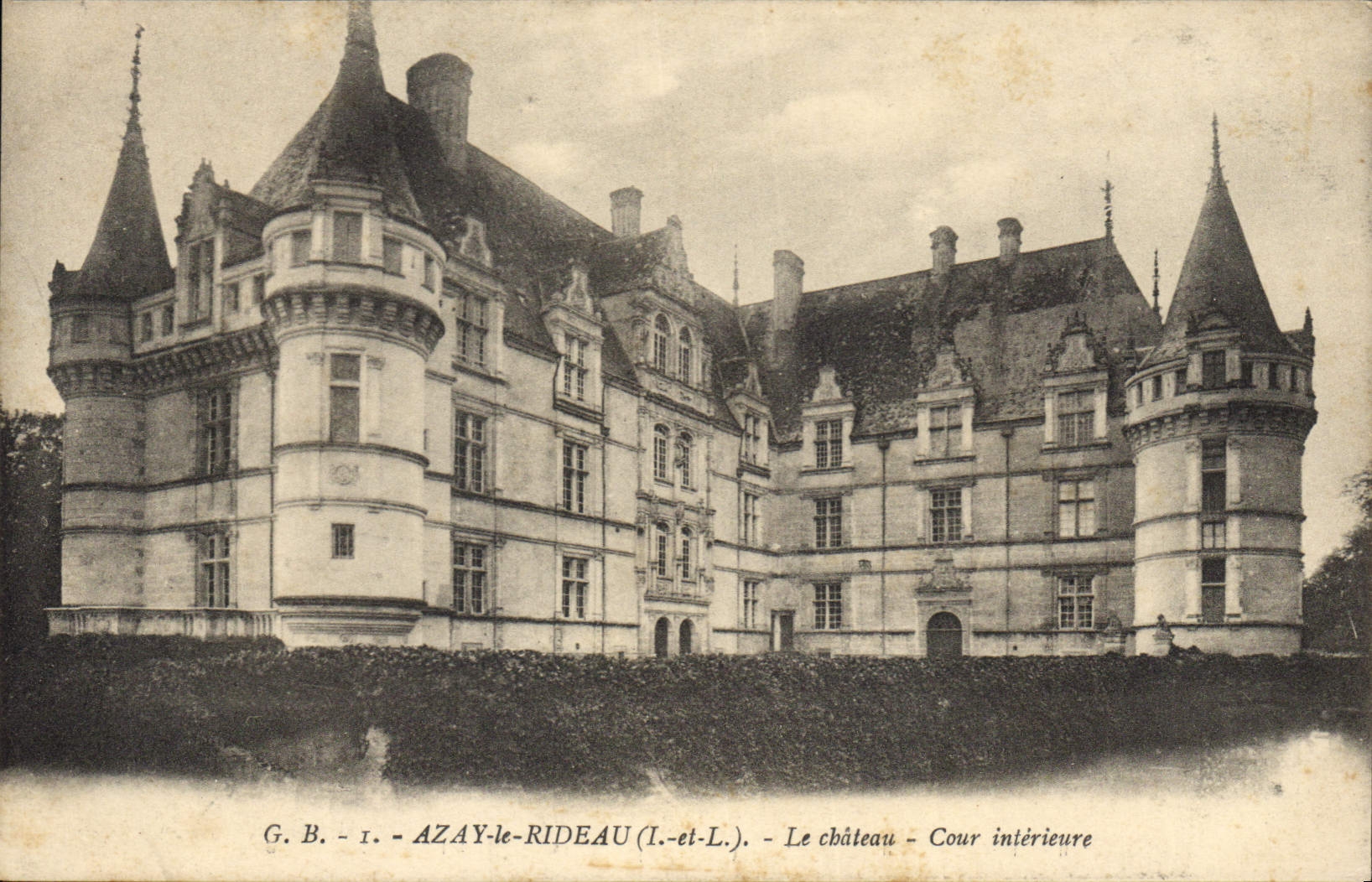 CPA Azay le Rideau I et L Le chateau Cour interiure 