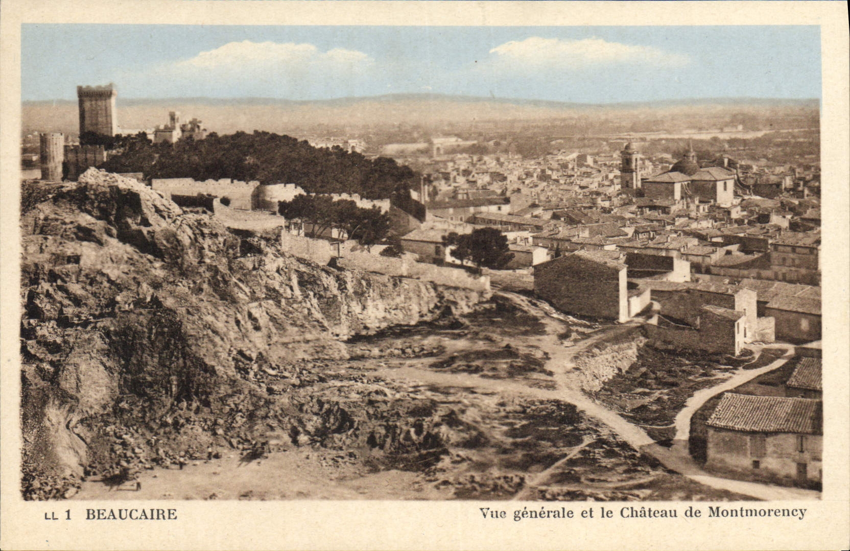 CPA Beaucaire Vue generale et le Chateau de Montmorency