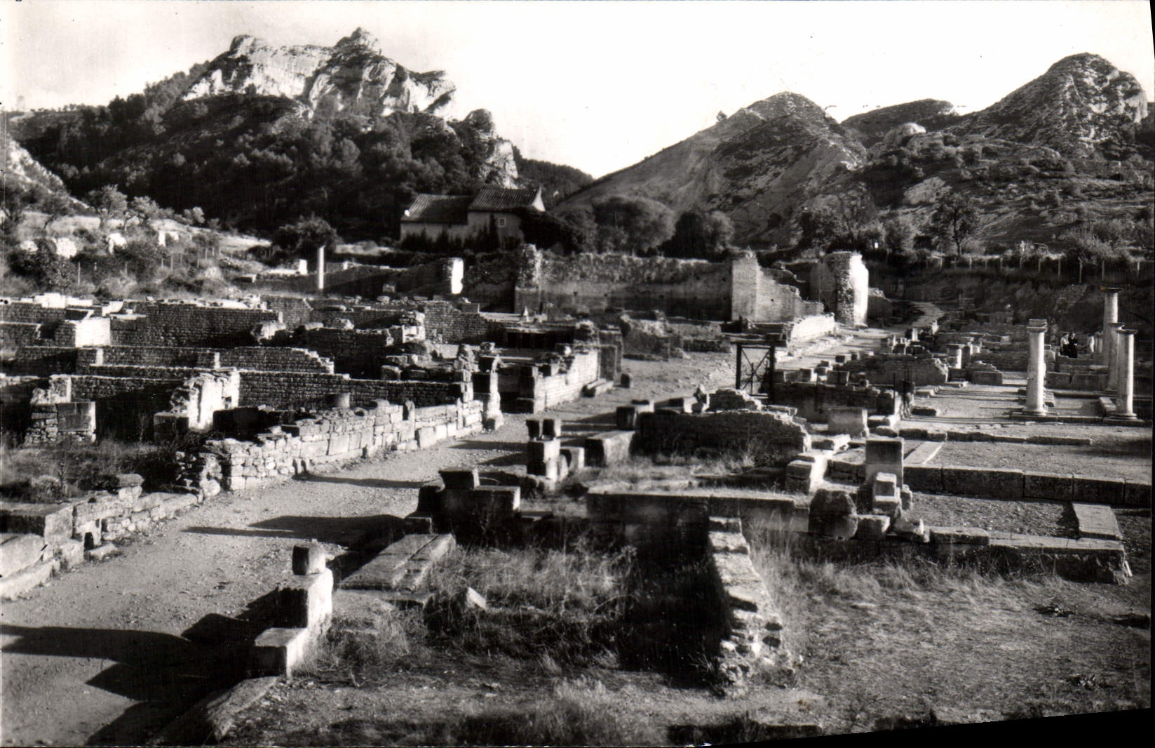 CPA Saint Remy dans le fond Les Alpilles