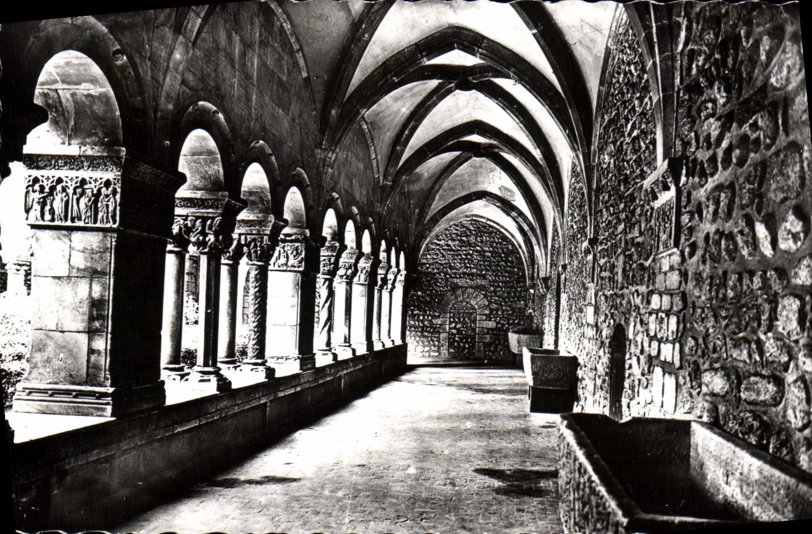 CPA Elne Pyr Or Galerie du Sarcophage 