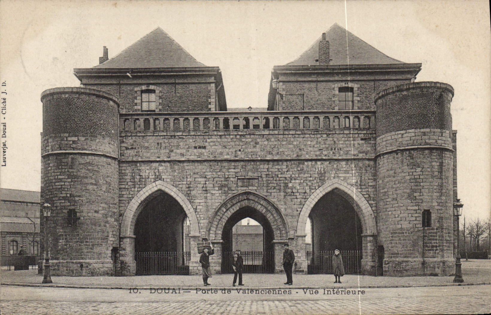 CPA Douai Porte de Valenciennes Vue Interieure