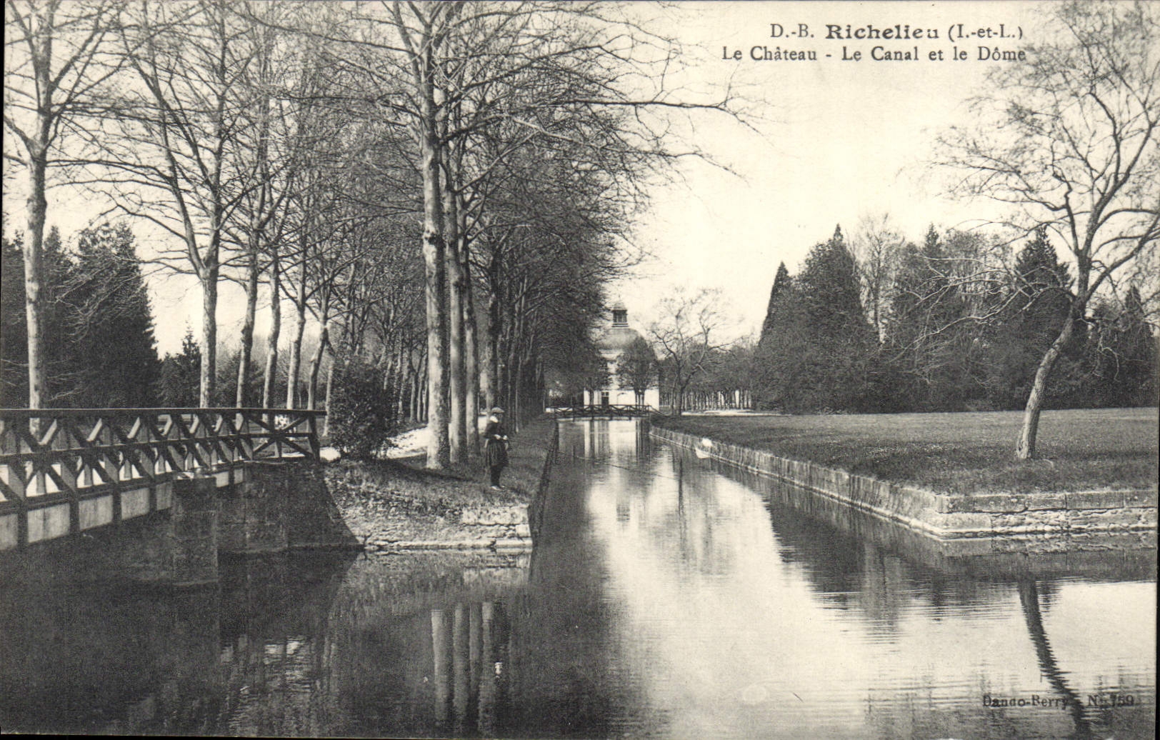 CPA Richelieu Le Chateau Le Canal et le Dome 