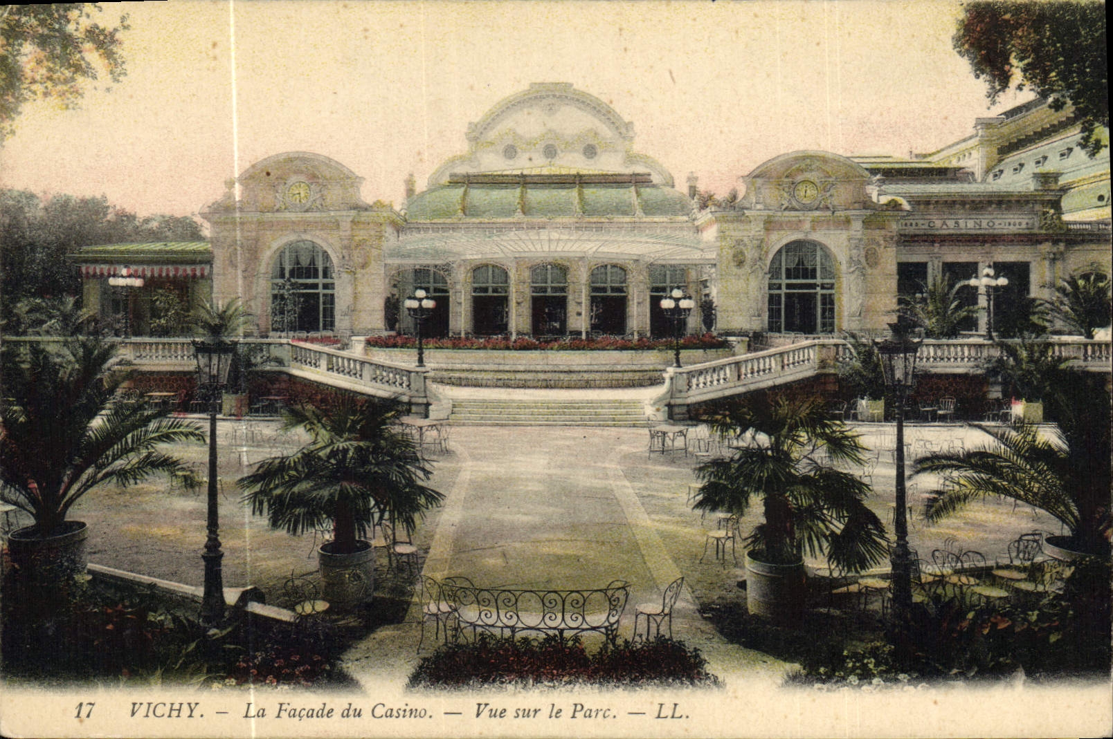 CPA Vichy La Facade du Casino Vue sur le Parc 