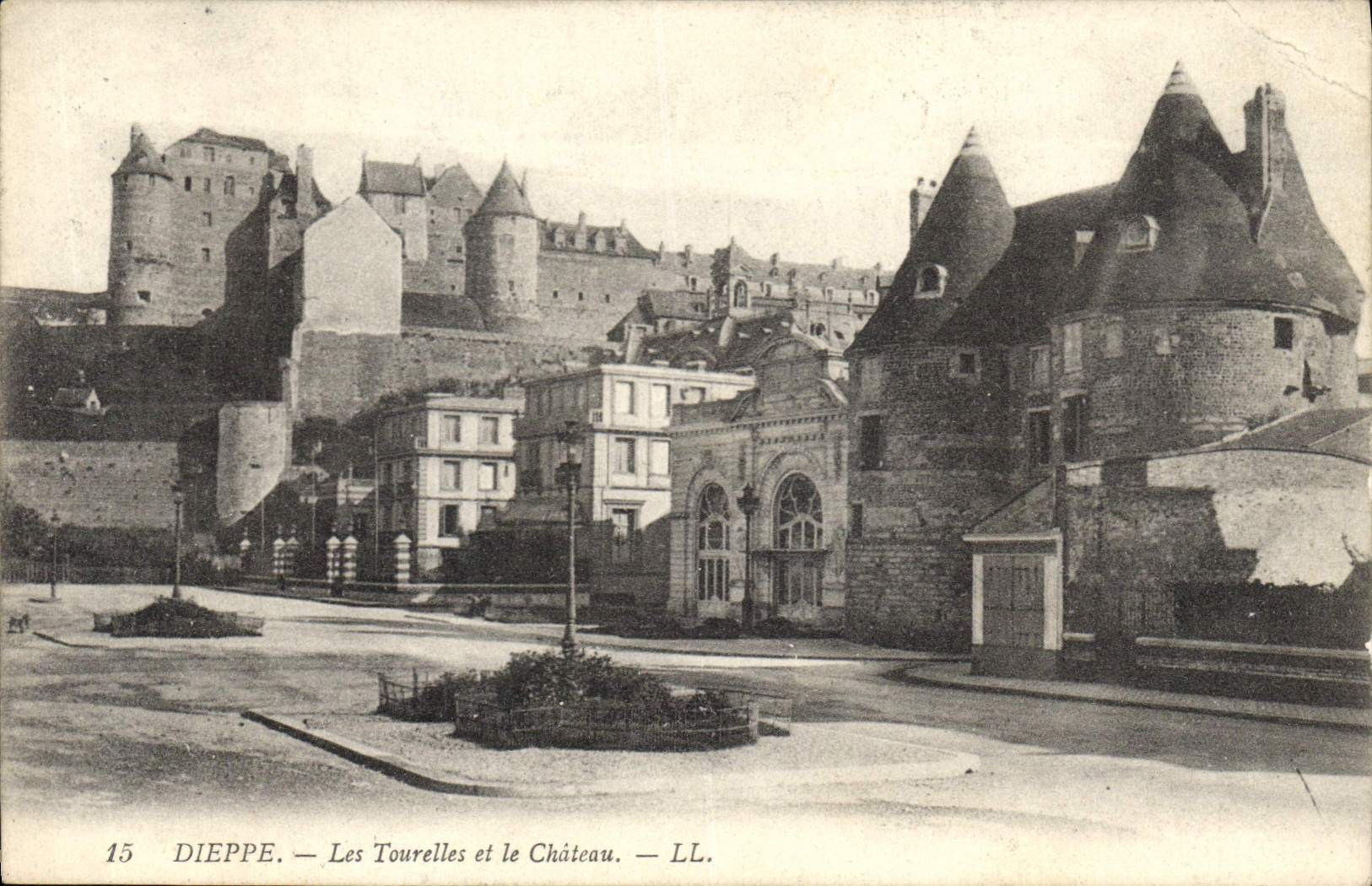 CPA Dieppe Les Tourelles et le Chateau 