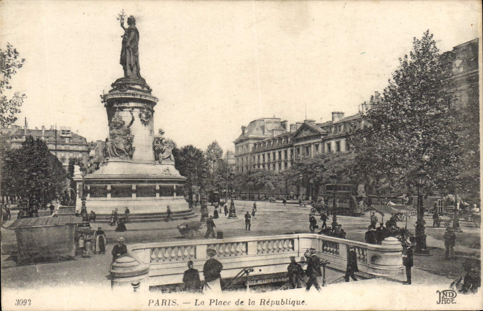 CPA Paris La Place de la Republique