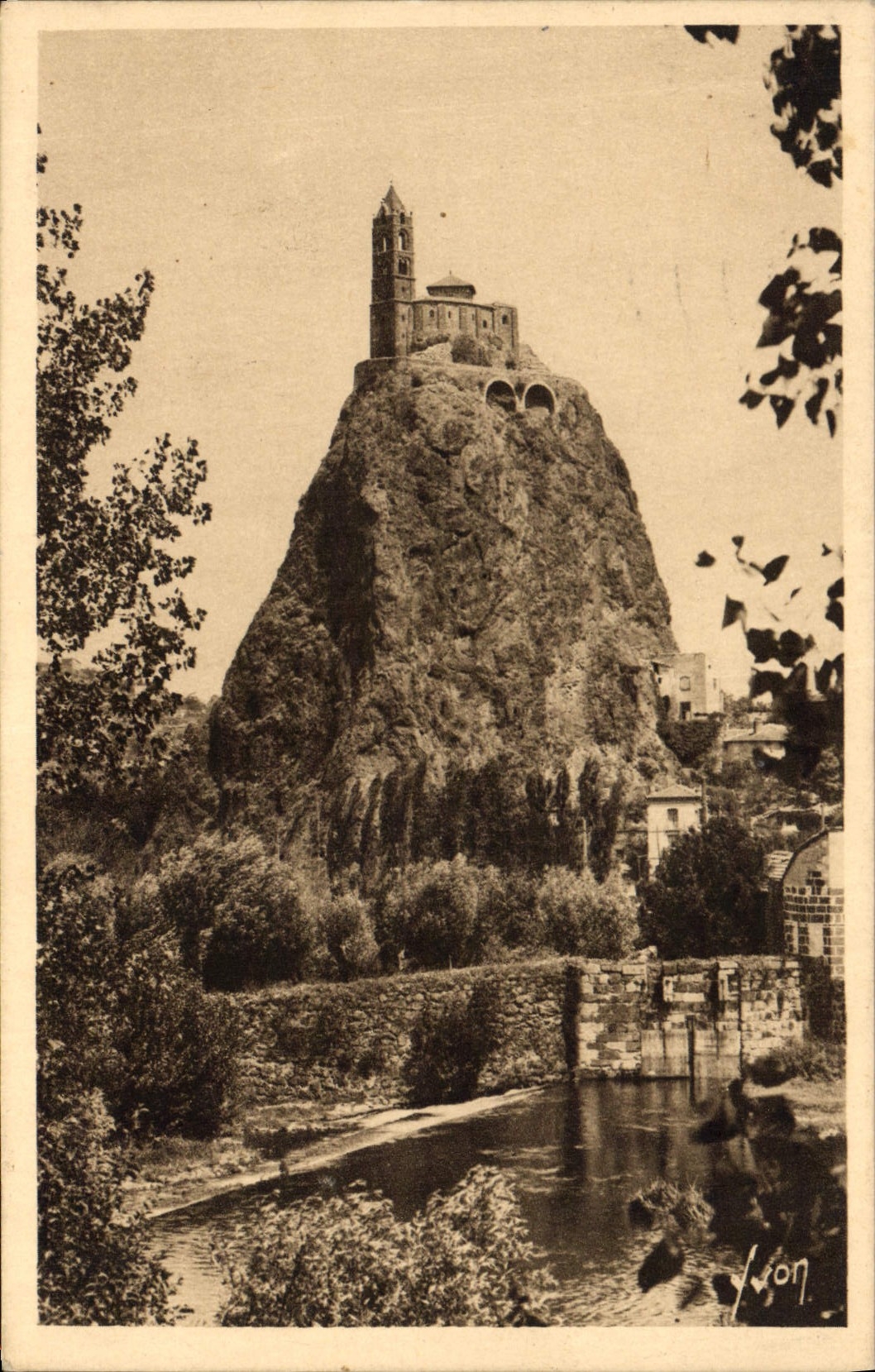 CPA Le Puy La chapelle et le rocher St Michel d'Aiguilles 