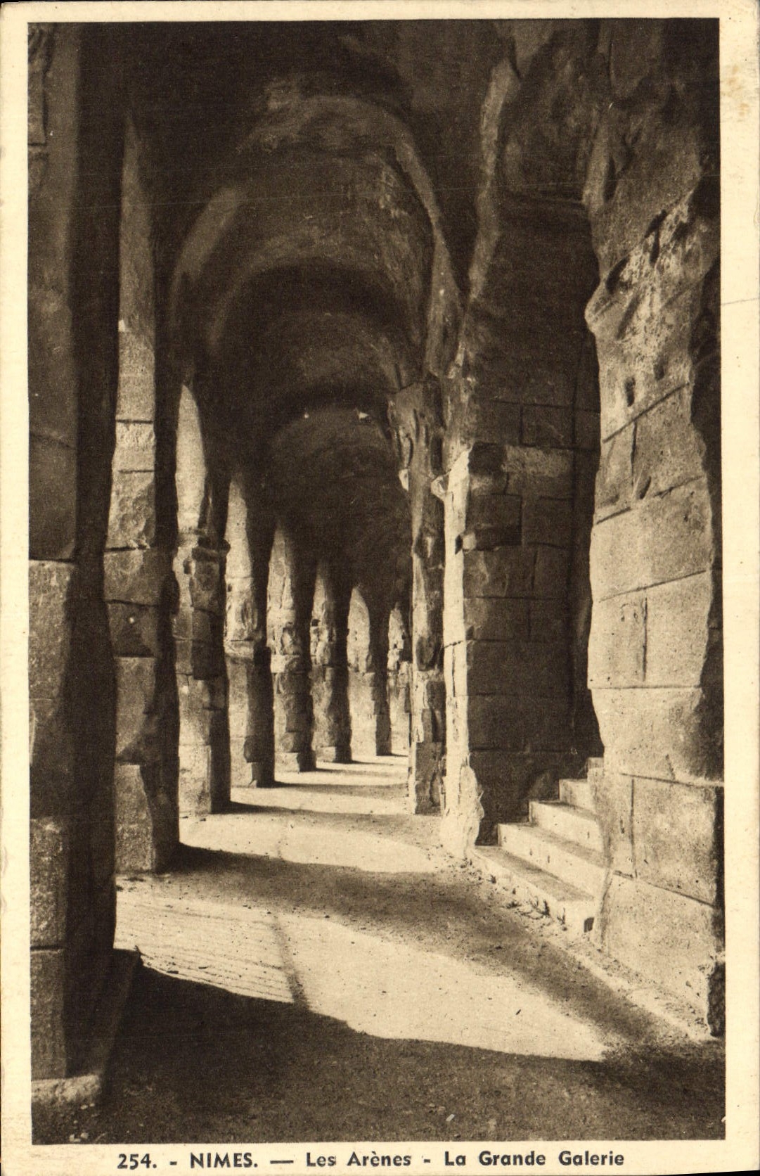 CPA Nimes Les Arenes La Grande Galerie 