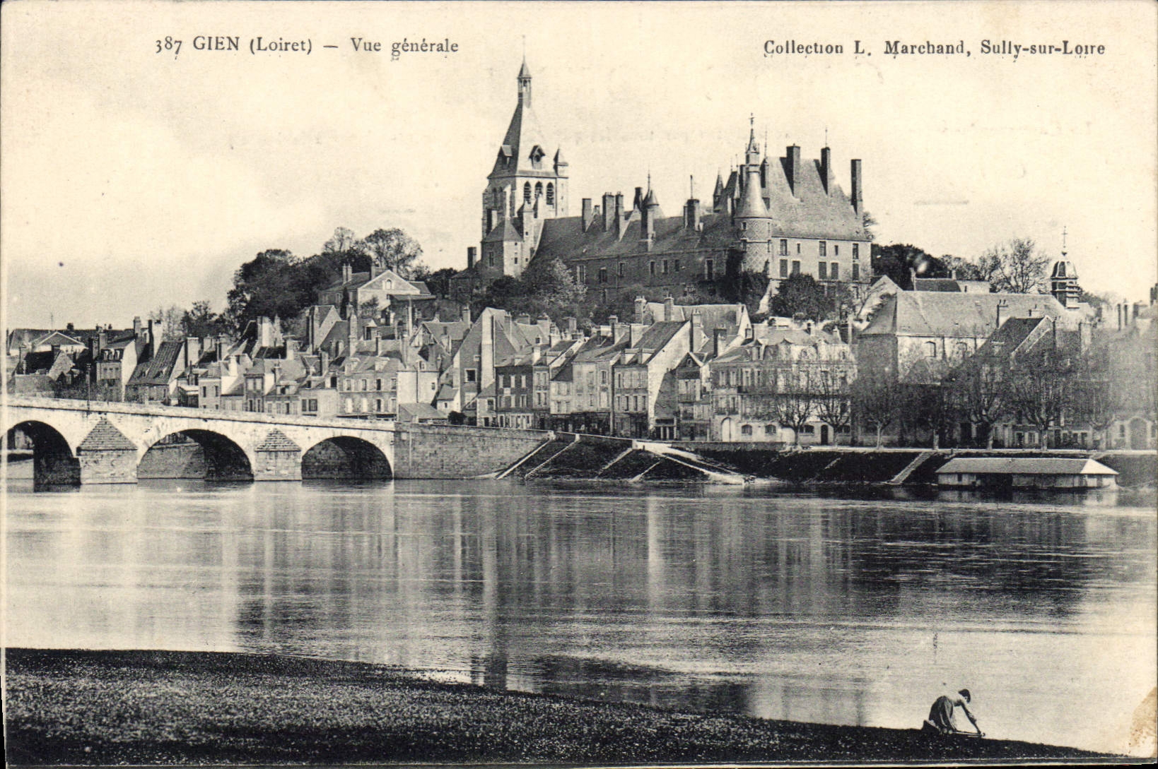 CPA Gien Loiret Vue generale 