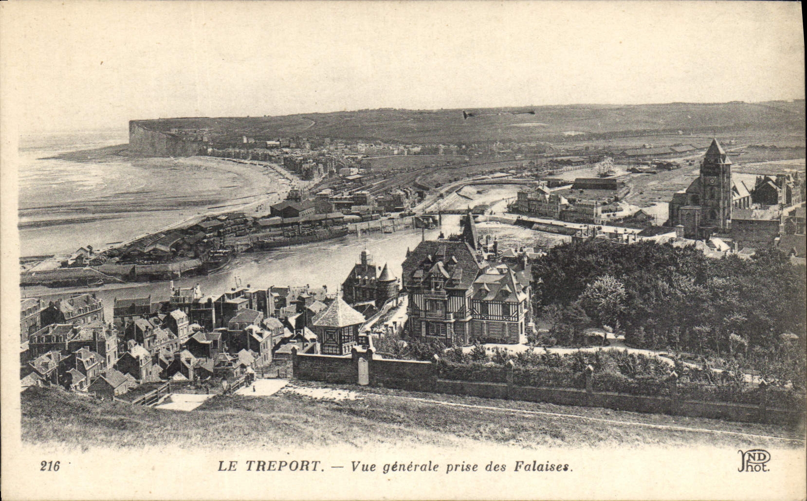 CPA Le Treport Vue generale prise des Falaises