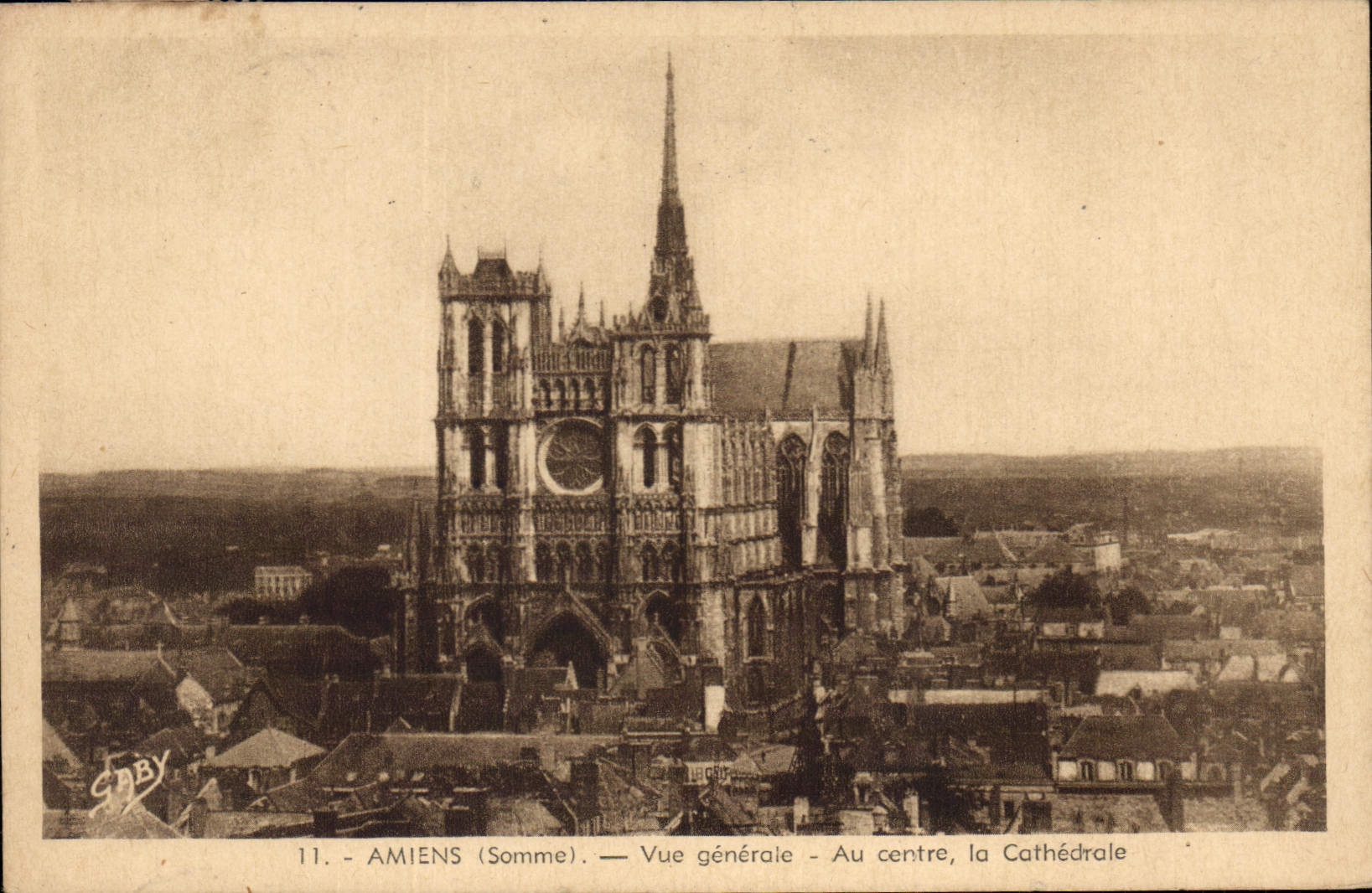 CPA Amiens Somme Vue generale Au centre la Cathedrale 