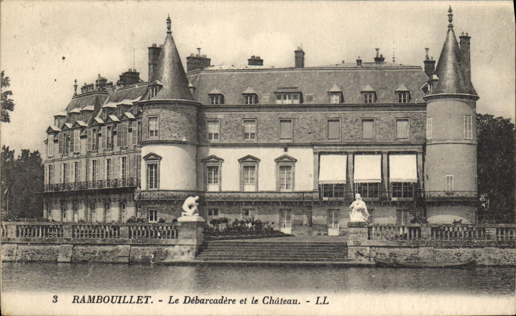 CPA Rambouillet Le Debarcadere et le Chateau 