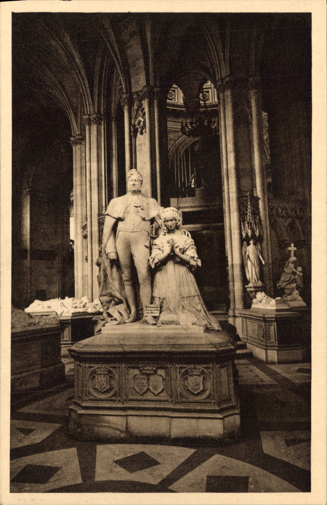 CPA Dreux Chapelle Saint Louis Tombeau de Louis Philippe par Mercier 