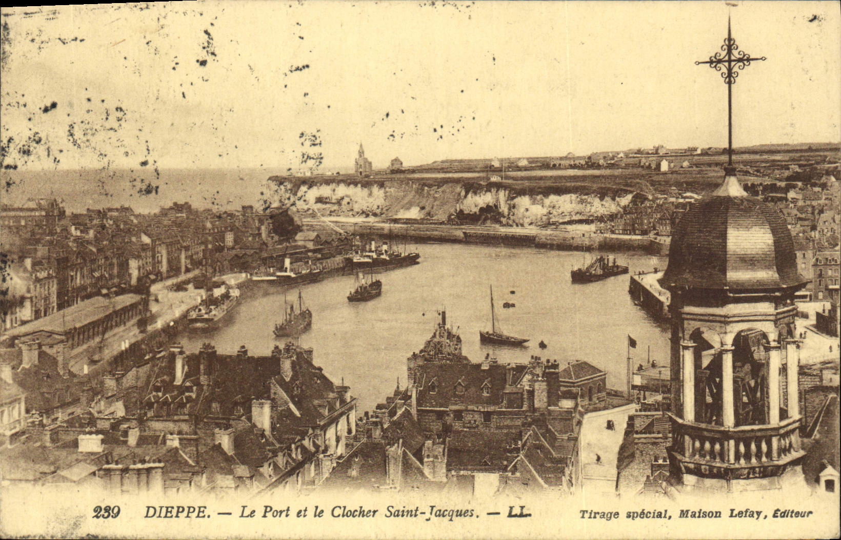 CPA Dieppe Le Port et le Clocher Saint Jacques 