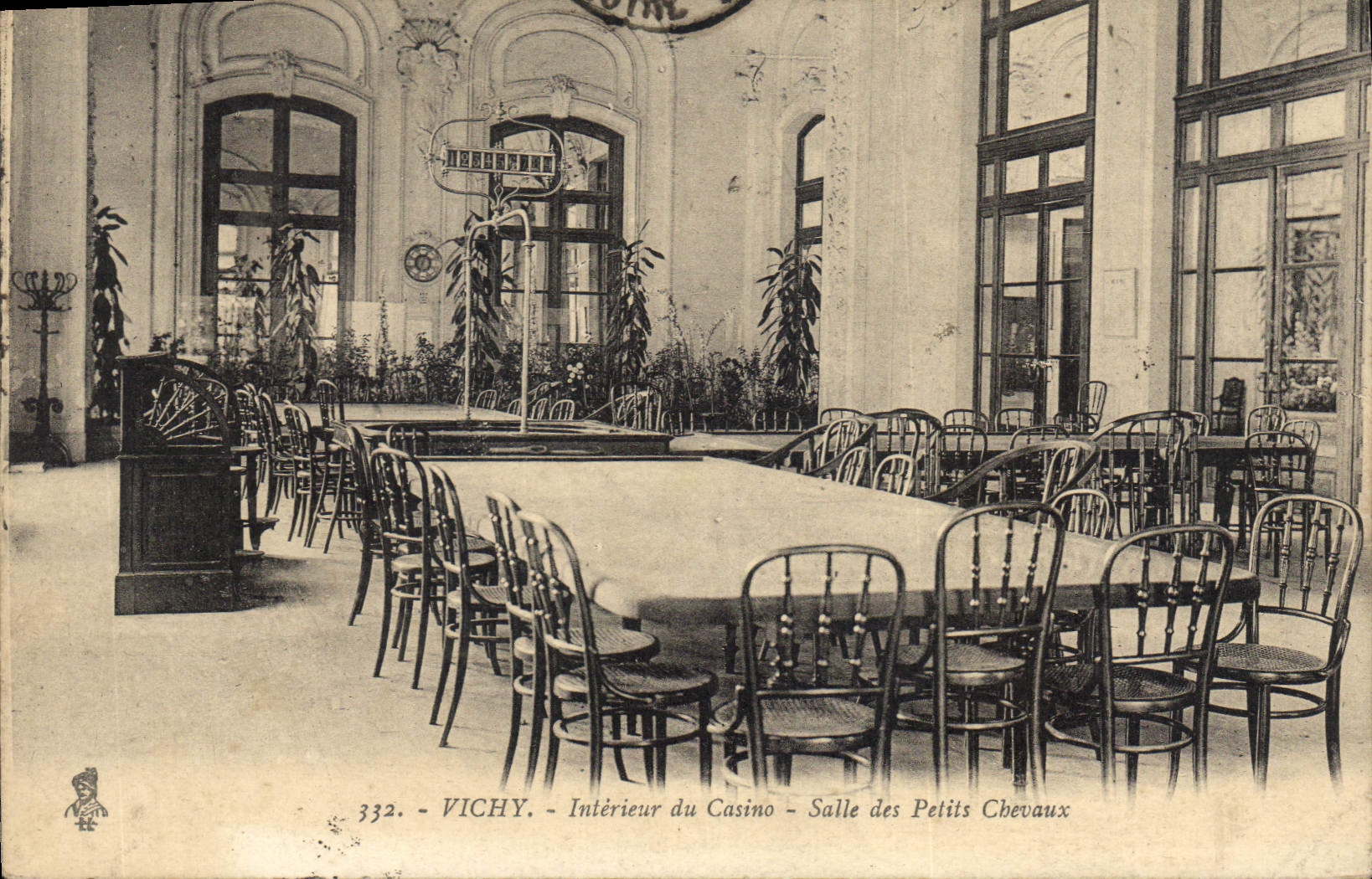 CPA Vichy Interieur du Casino Salle des Petits Chevaux 