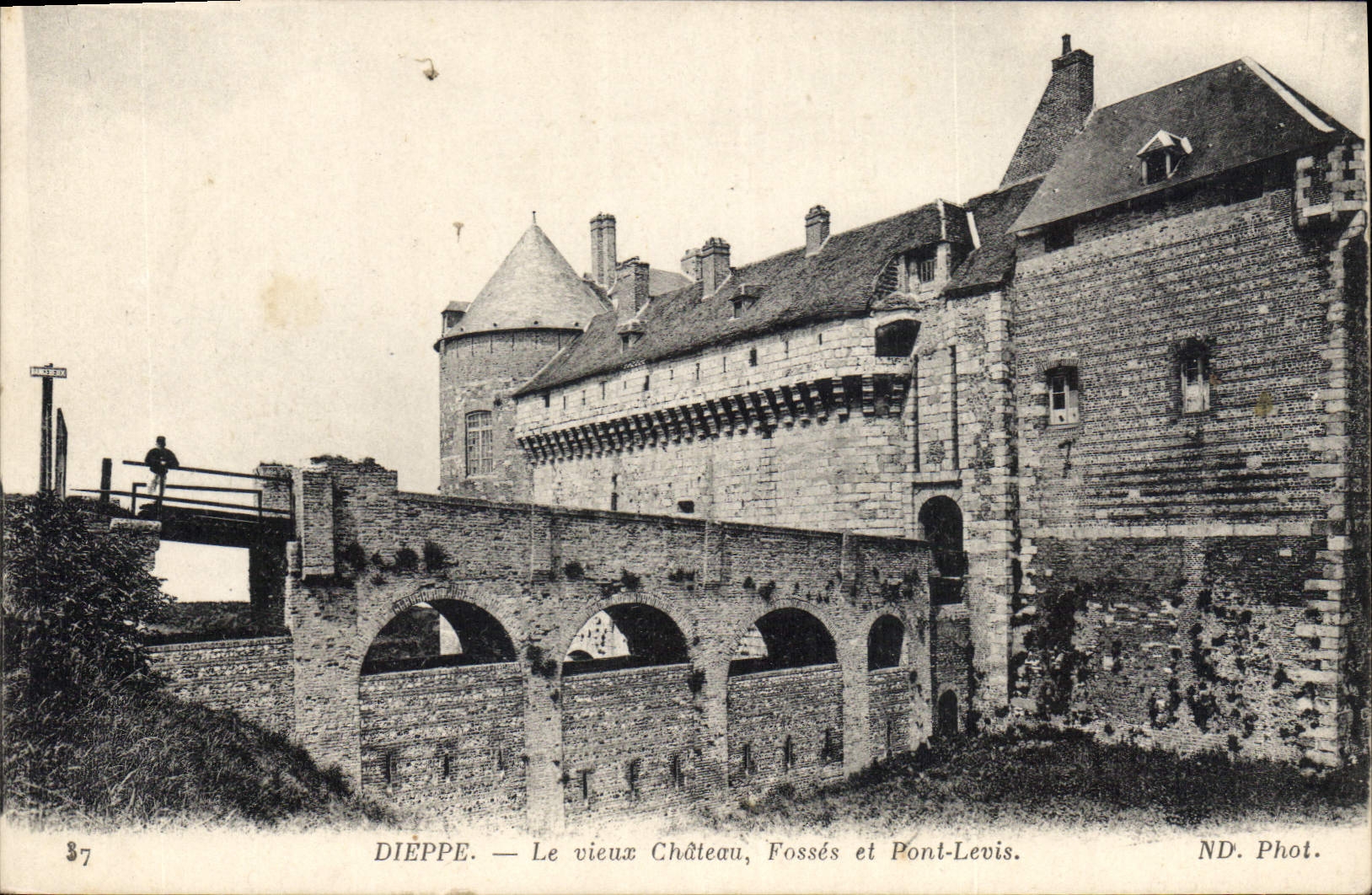 CPA Dieppe Le vieux Chateau Fosses et Pont Levis 