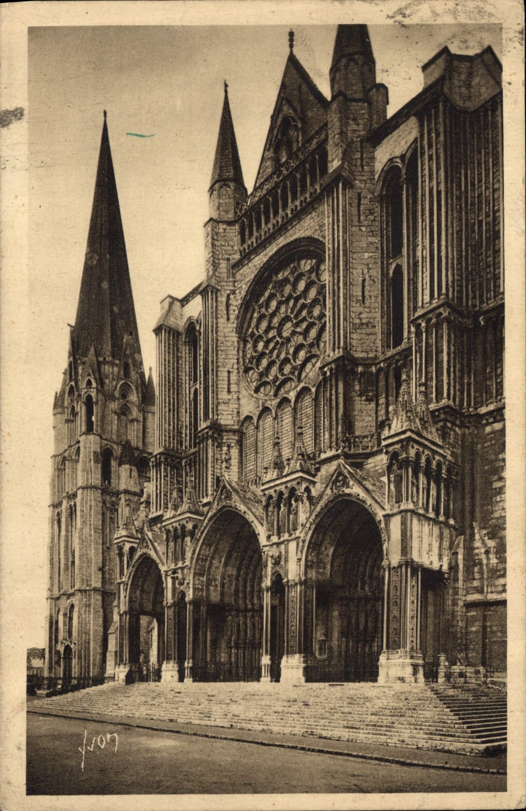 CPA Chartres Eure et Loir le Portail Sud et la Vieille Tour 