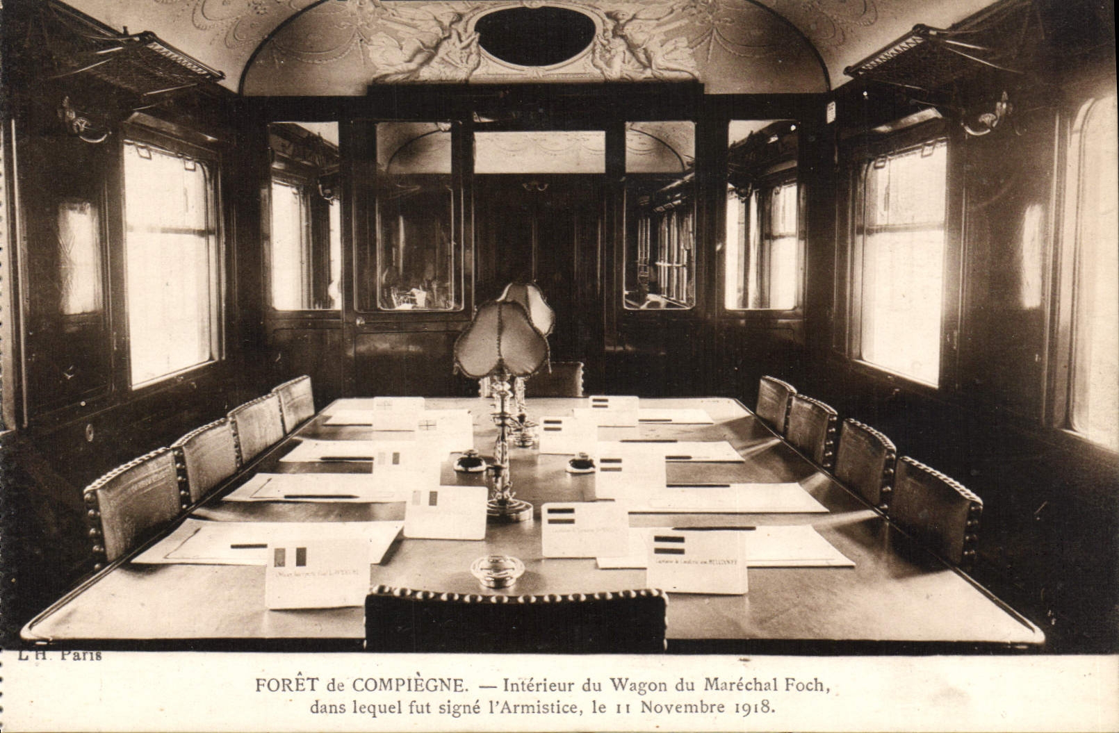 CPA Foret de Compiegne interieur du Wagon du Marechal Foch dans lequel fut signe l'Armistice le 11 N
