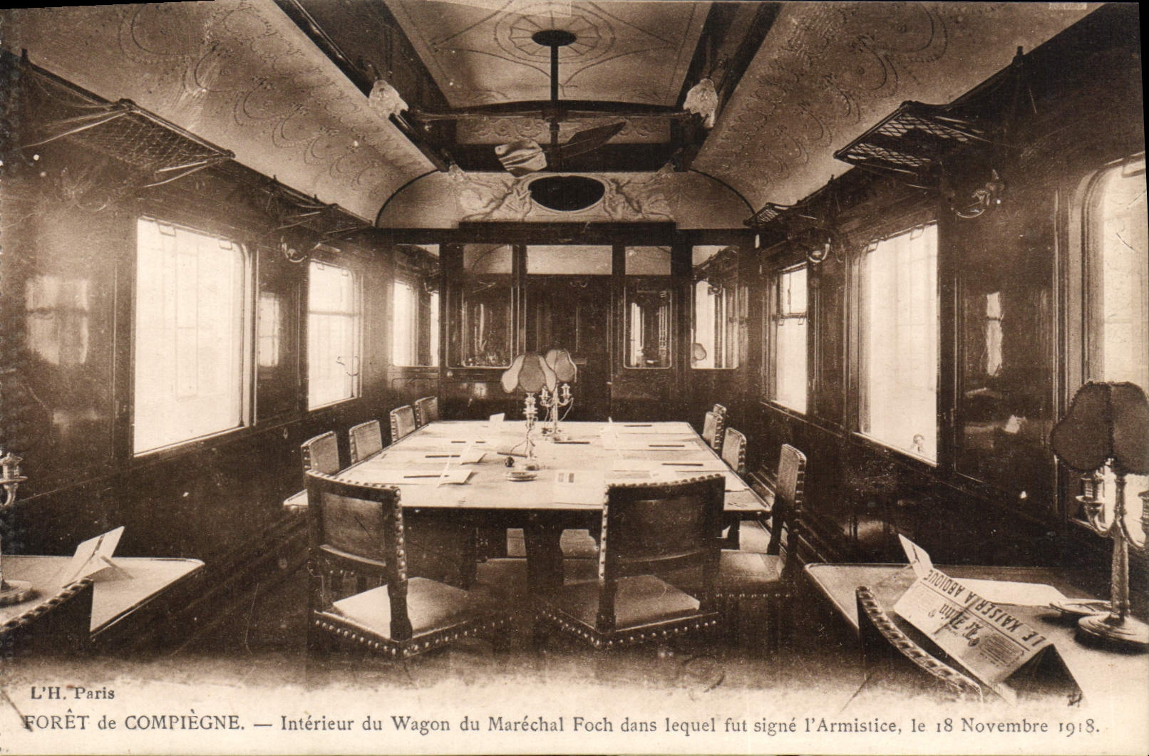 CPA Foret de Compiegne interieur du Wagon du Marechal Foch dans lequel fut signe l'Armistice le 18 N