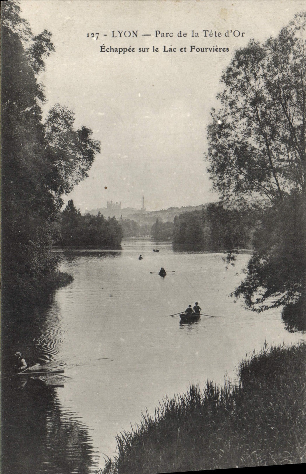 CPA Lyon Parc de la Tete d'Or Echappee sur le Lac et Fourvieres 