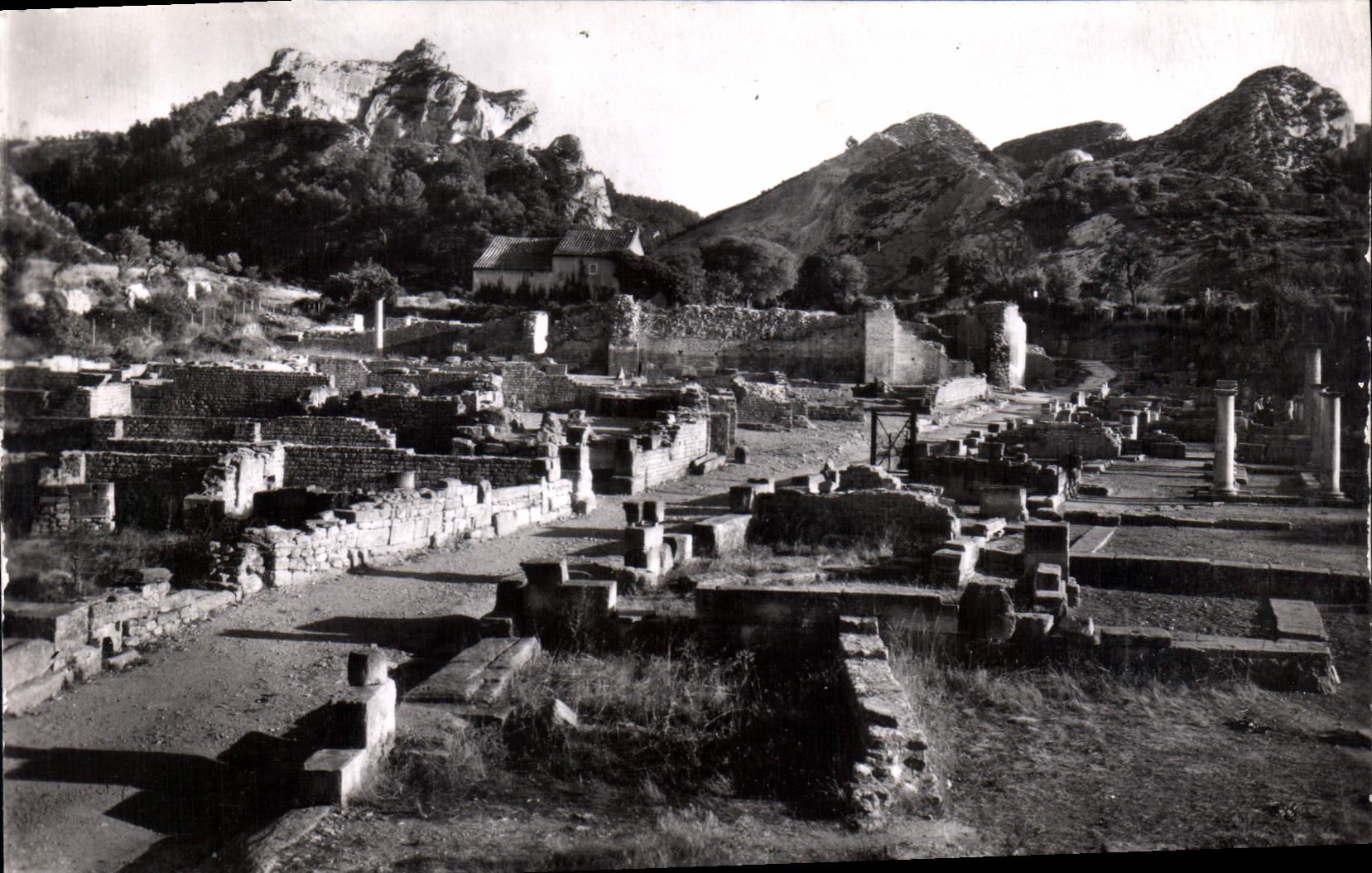 CPM Paysages de Provence Les Fouilles de Glanum et les Alpilles 